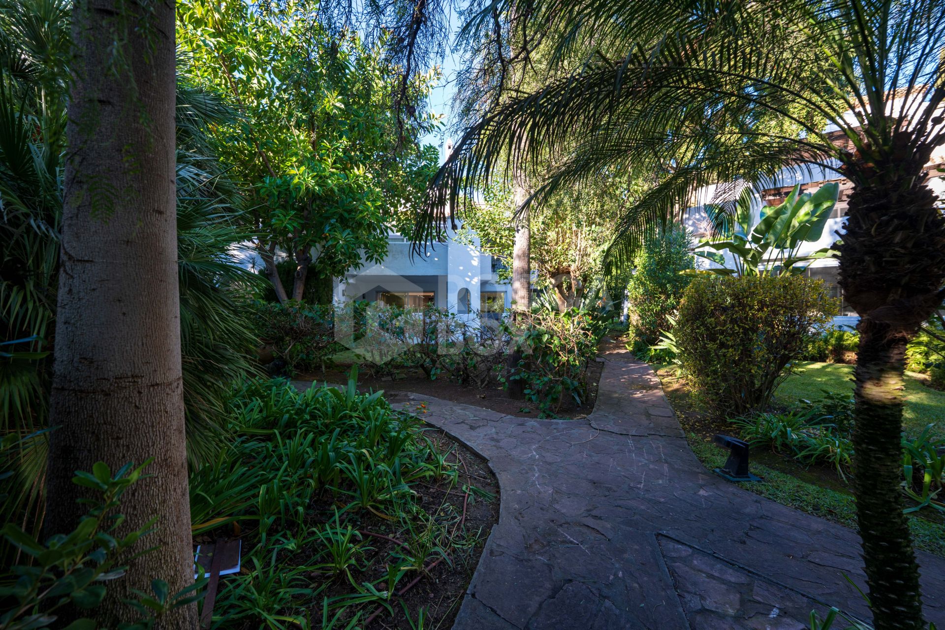 GROUND FLOOR APARTMENT WITH LARGE TERRACE AND PRIVATE GARDEN IN GUADALMINA BAJA