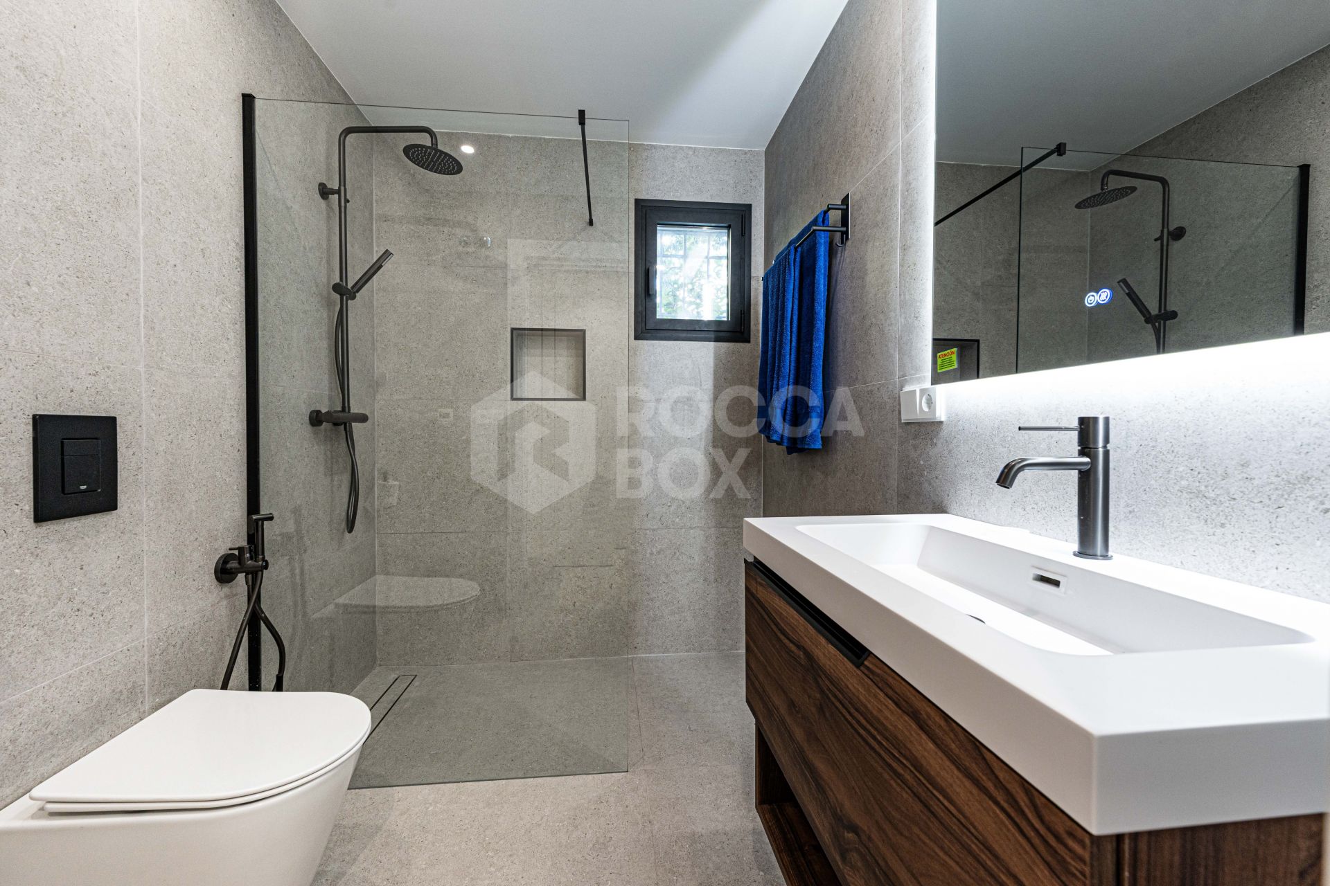 GROUND FLOOR APARTMENT WITH LARGE TERRACE AND PRIVATE GARDEN IN GUADALMINA BAJA