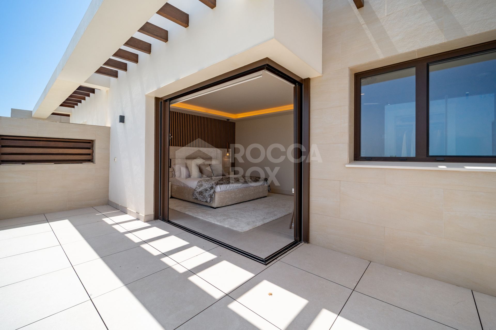 EXCLUSIVE BEACHSIDE TOWNHOUSE WITH PRIVATE POOL AND PANORAMIC SEA VIEWS