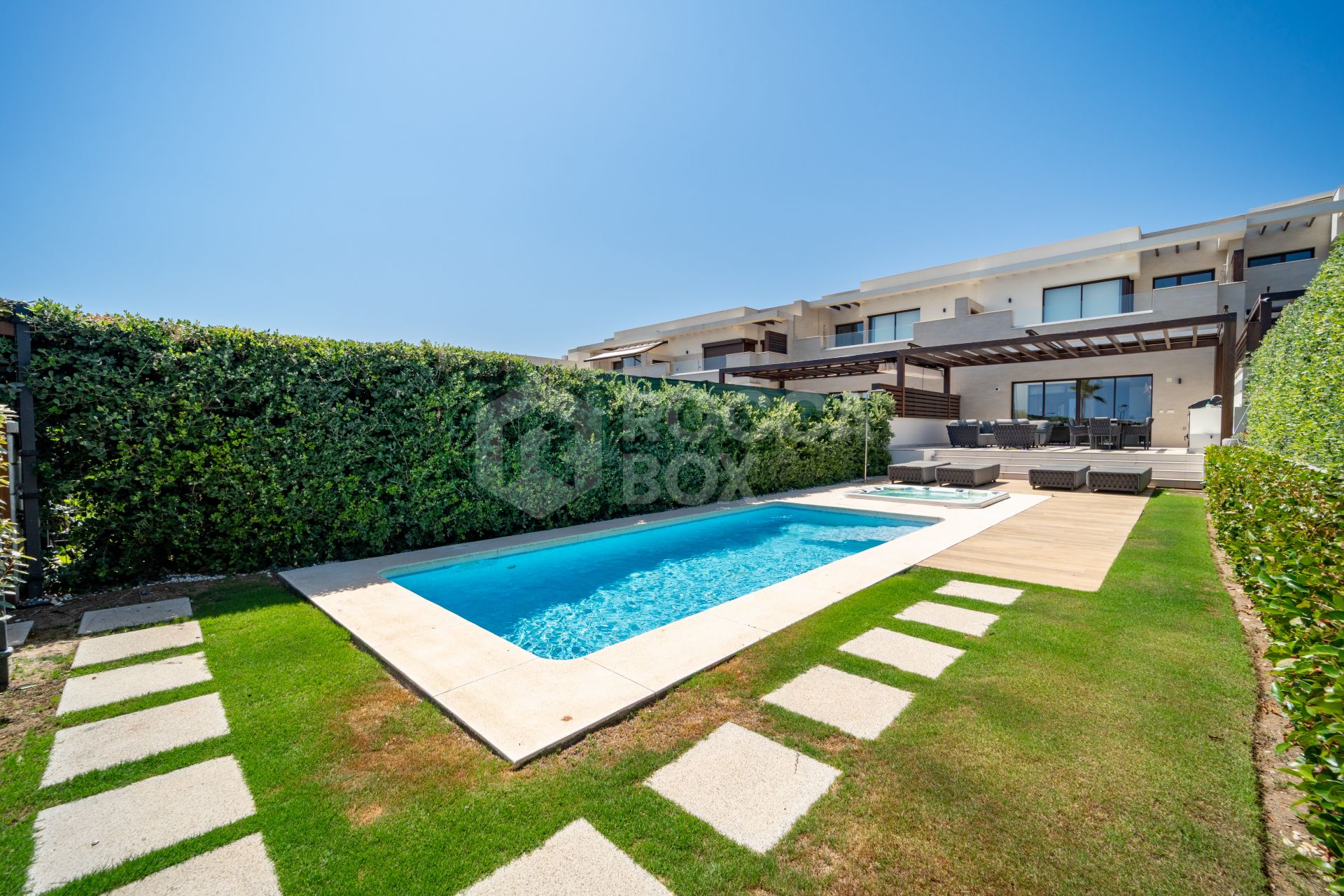 EXCLUSIVE BEACHSIDE TOWNHOUSE WITH PRIVATE POOL AND PANORAMIC SEA VIEWS