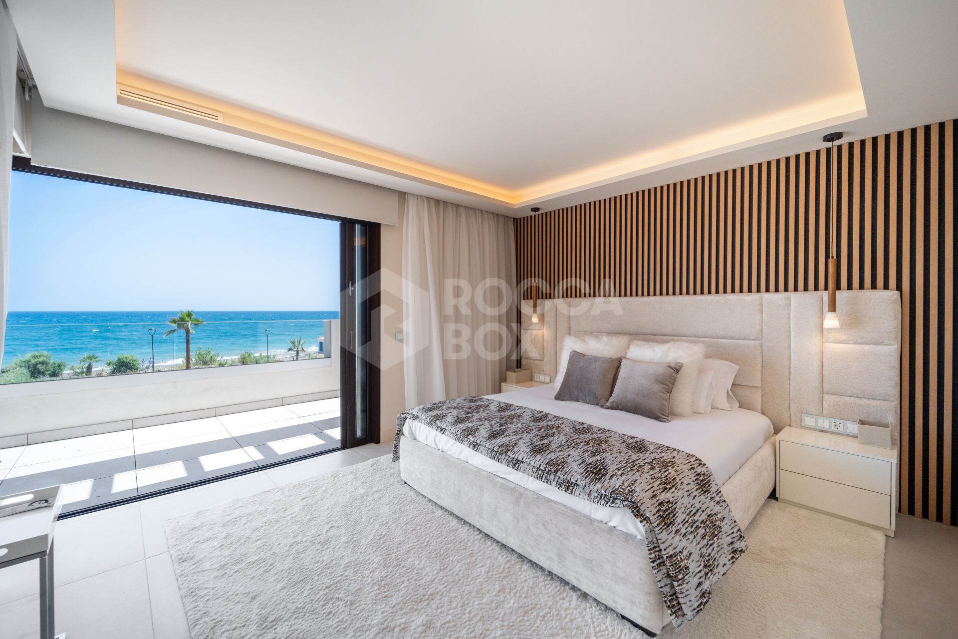 EXCLUSIVE BEACHSIDE TOWNHOUSE WITH PRIVATE POOL AND PANORAMIC SEA VIEWS