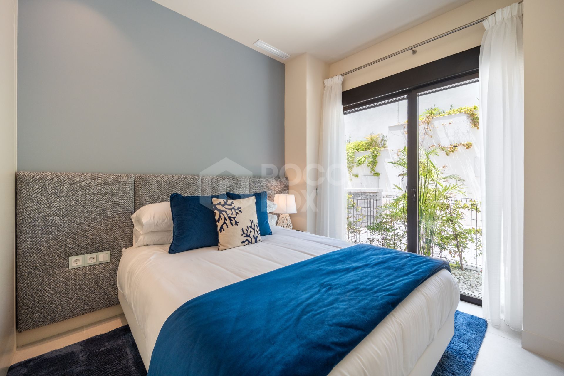 EXCLUSIVE BEACHSIDE TOWNHOUSE WITH PRIVATE POOL AND PANORAMIC SEA VIEWS