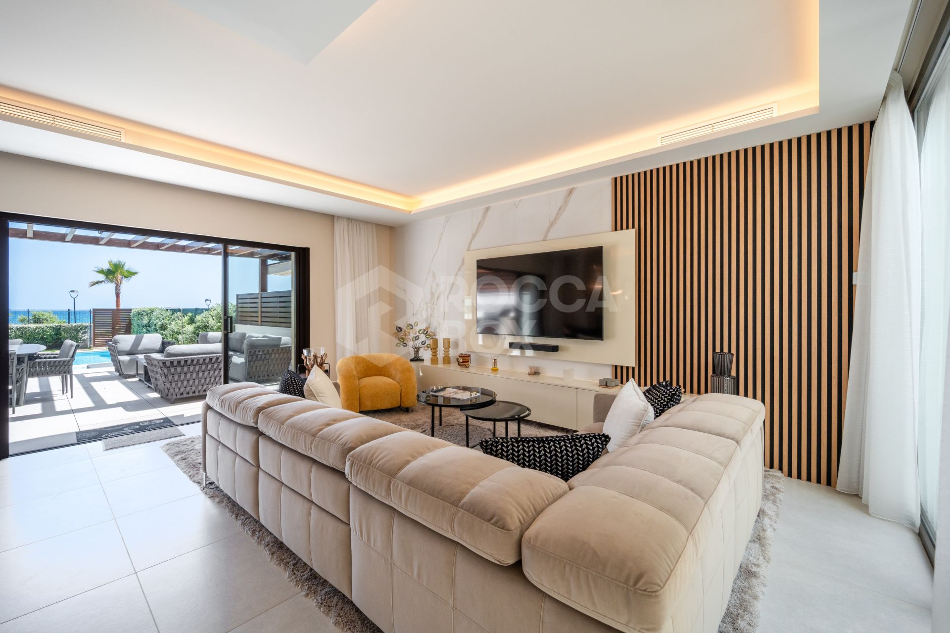 EXCLUSIVE BEACHSIDE TOWNHOUSE WITH PRIVATE POOL AND PANORAMIC SEA VIEWS