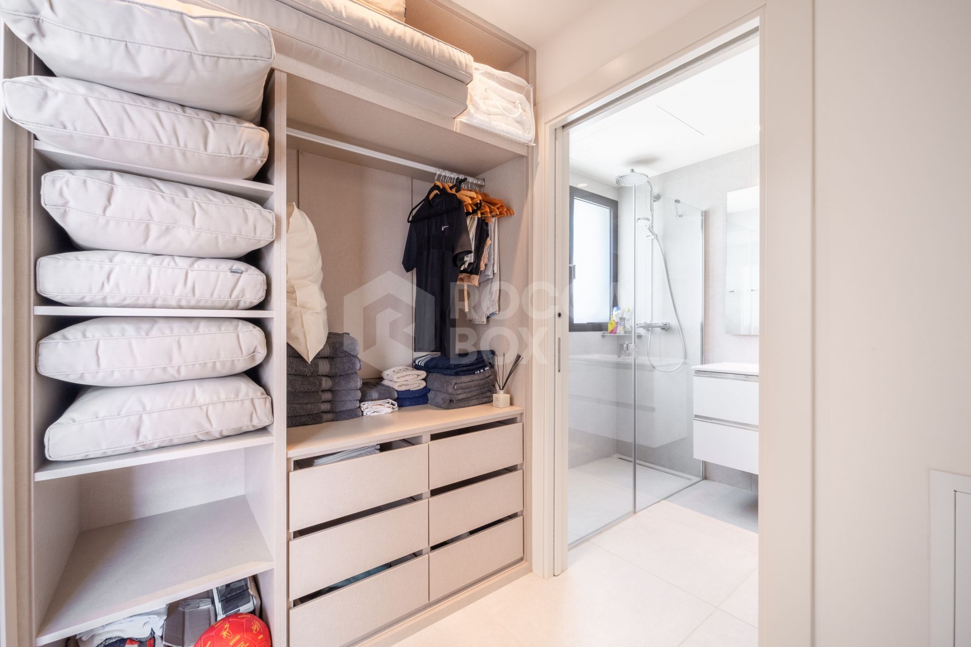 EXCLUSIVE BEACHSIDE TOWNHOUSE WITH PRIVATE POOL AND PANORAMIC SEA VIEWS