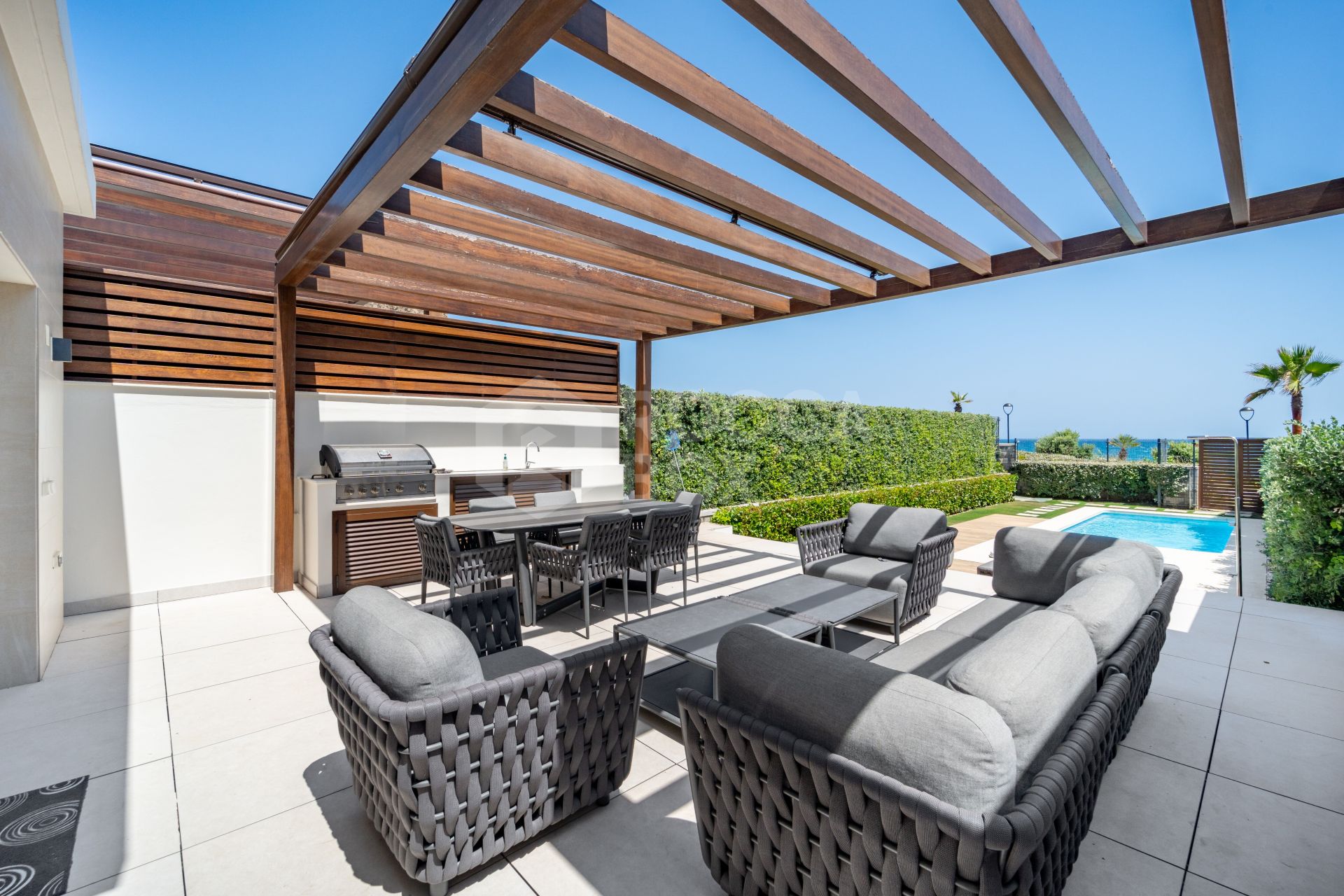 EXCLUSIVE BEACHSIDE TOWNHOUSE WITH PRIVATE POOL AND PANORAMIC SEA VIEWS