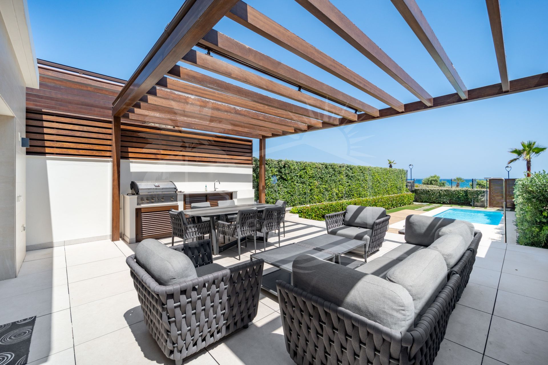 EXCLUSIVE BEACHSIDE TOWNHOUSE WITH PRIVATE POOL AND PANORAMIC SEA VIEWS