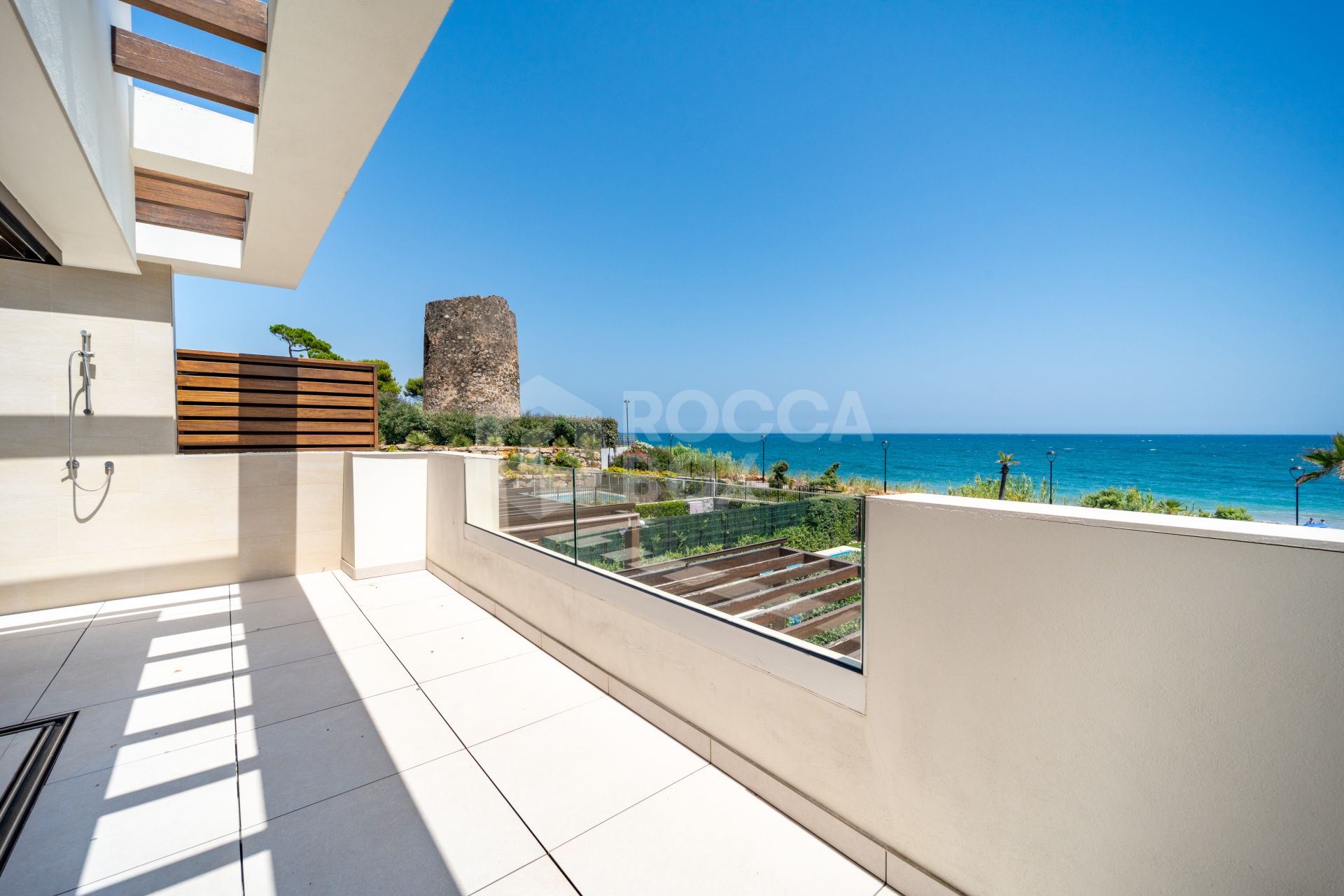 EXCLUSIVE BEACHSIDE TOWNHOUSE WITH PRIVATE POOL AND PANORAMIC SEA VIEWS