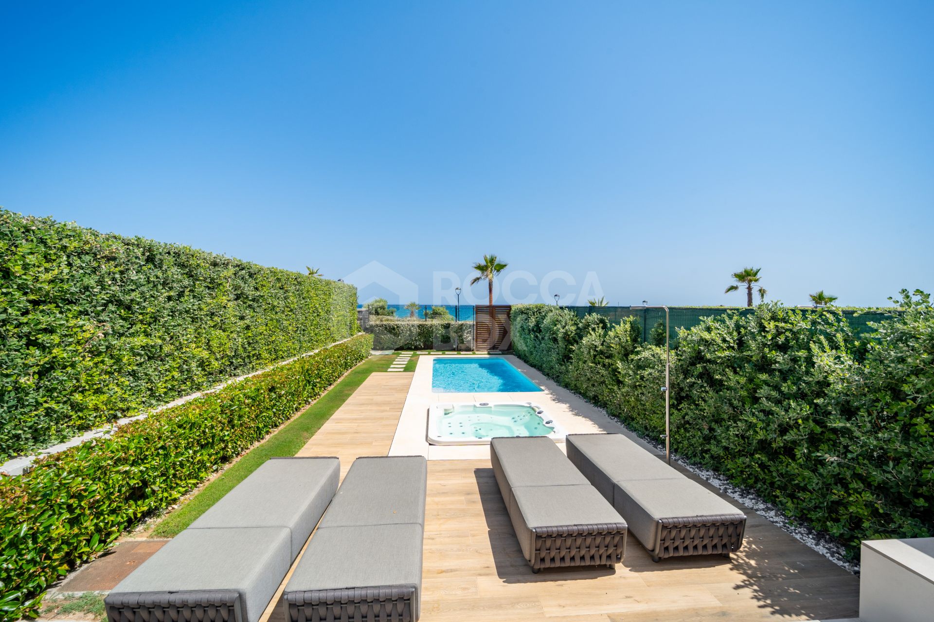 EXCLUSIVE BEACHSIDE TOWNHOUSE WITH PRIVATE POOL AND PANORAMIC SEA VIEWS