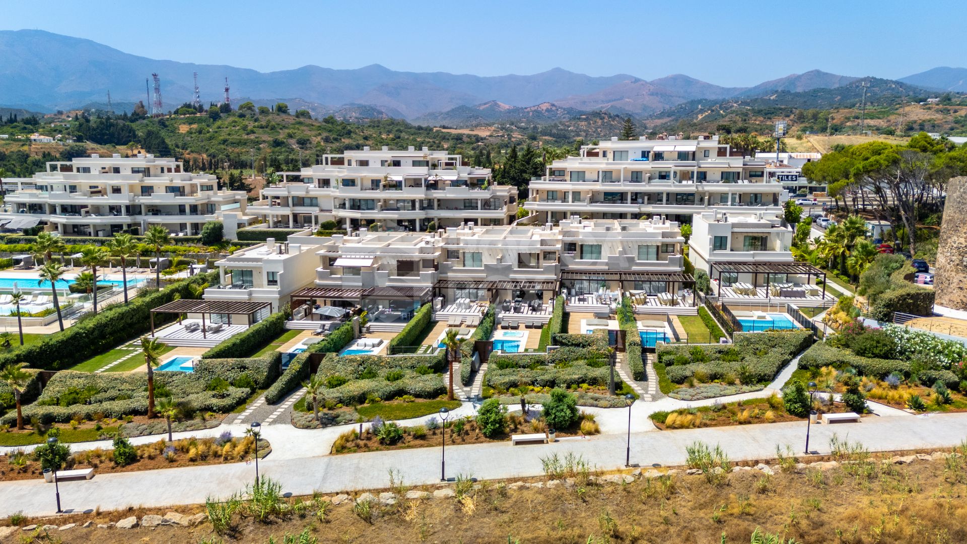 EXCLUSIVE BEACHSIDE TOWNHOUSE WITH PRIVATE POOL AND PANORAMIC SEA VIEWS