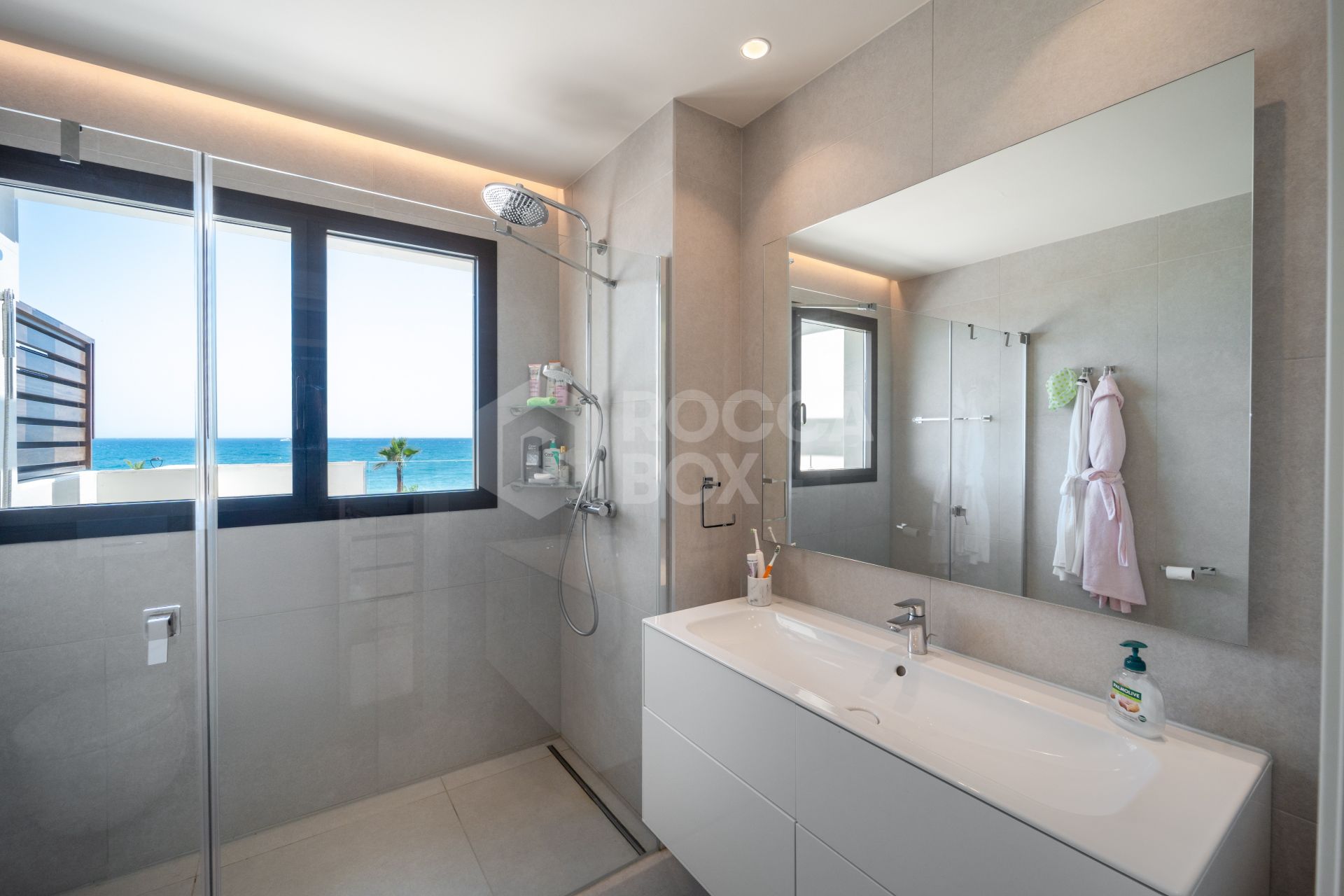 EXCLUSIVE BEACHSIDE TOWNHOUSE WITH PRIVATE POOL AND PANORAMIC SEA VIEWS