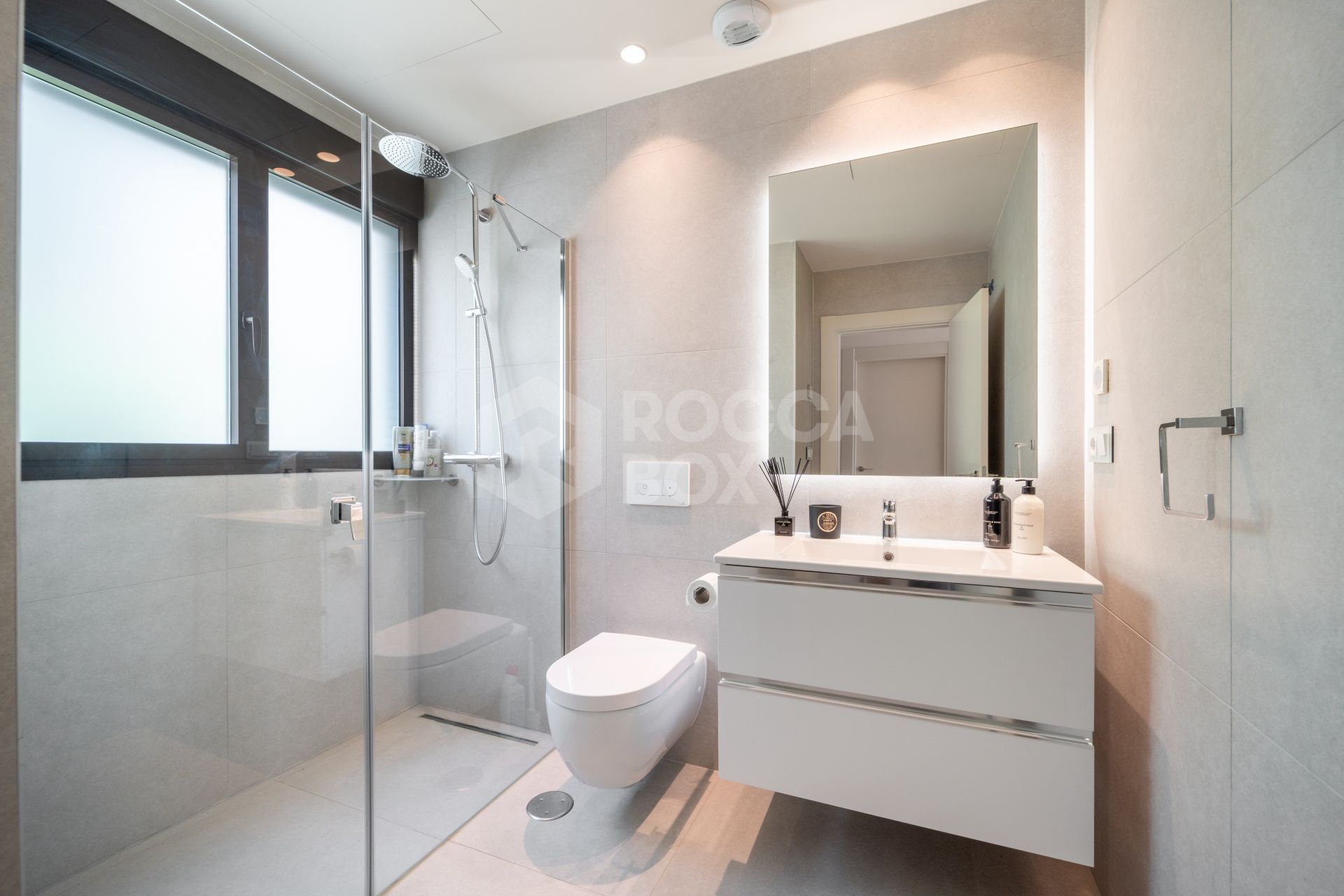 EXCLUSIVE BEACHSIDE TOWNHOUSE WITH PRIVATE POOL AND PANORAMIC SEA VIEWS