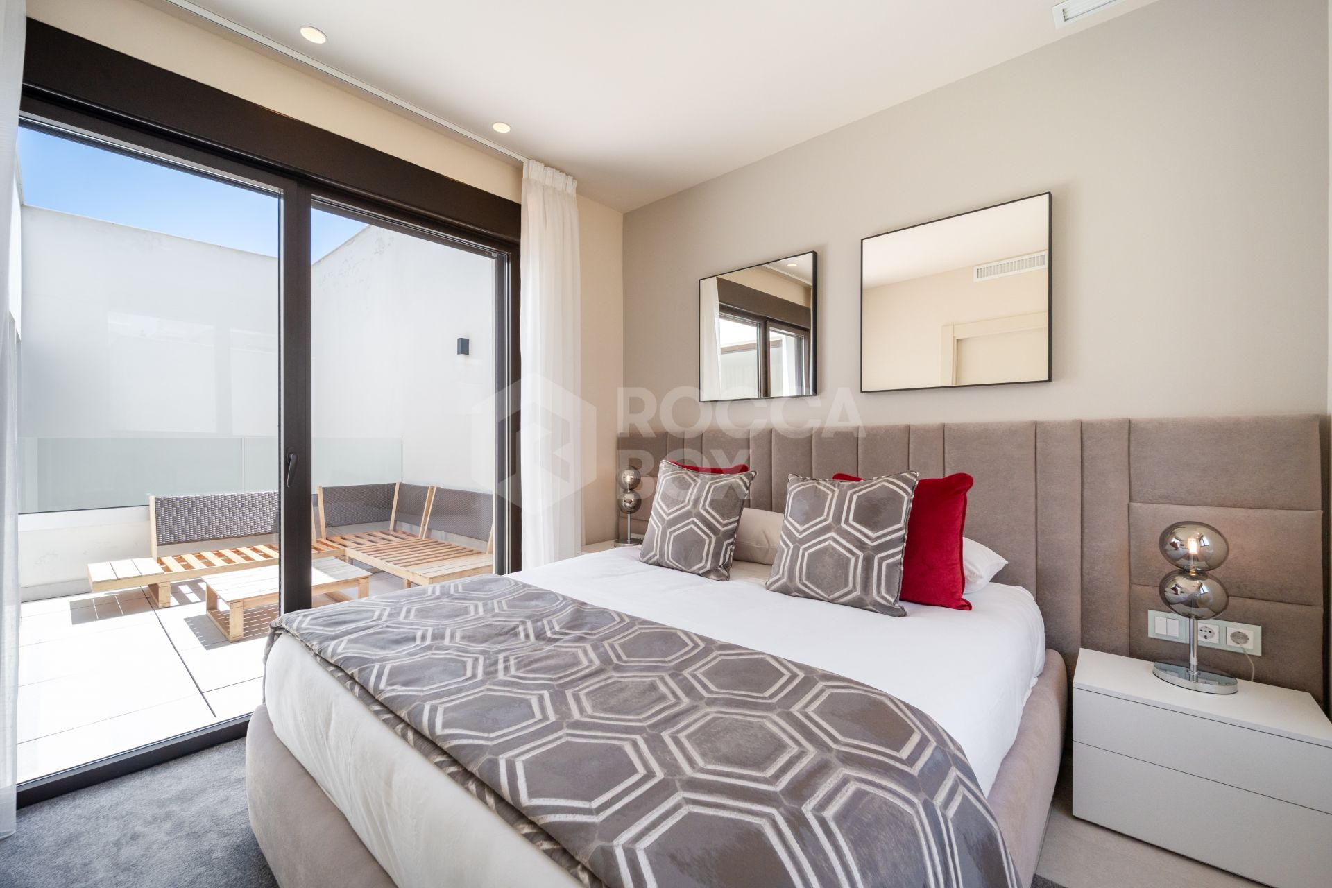 EXCLUSIVE BEACHSIDE TOWNHOUSE WITH PRIVATE POOL AND PANORAMIC SEA VIEWS