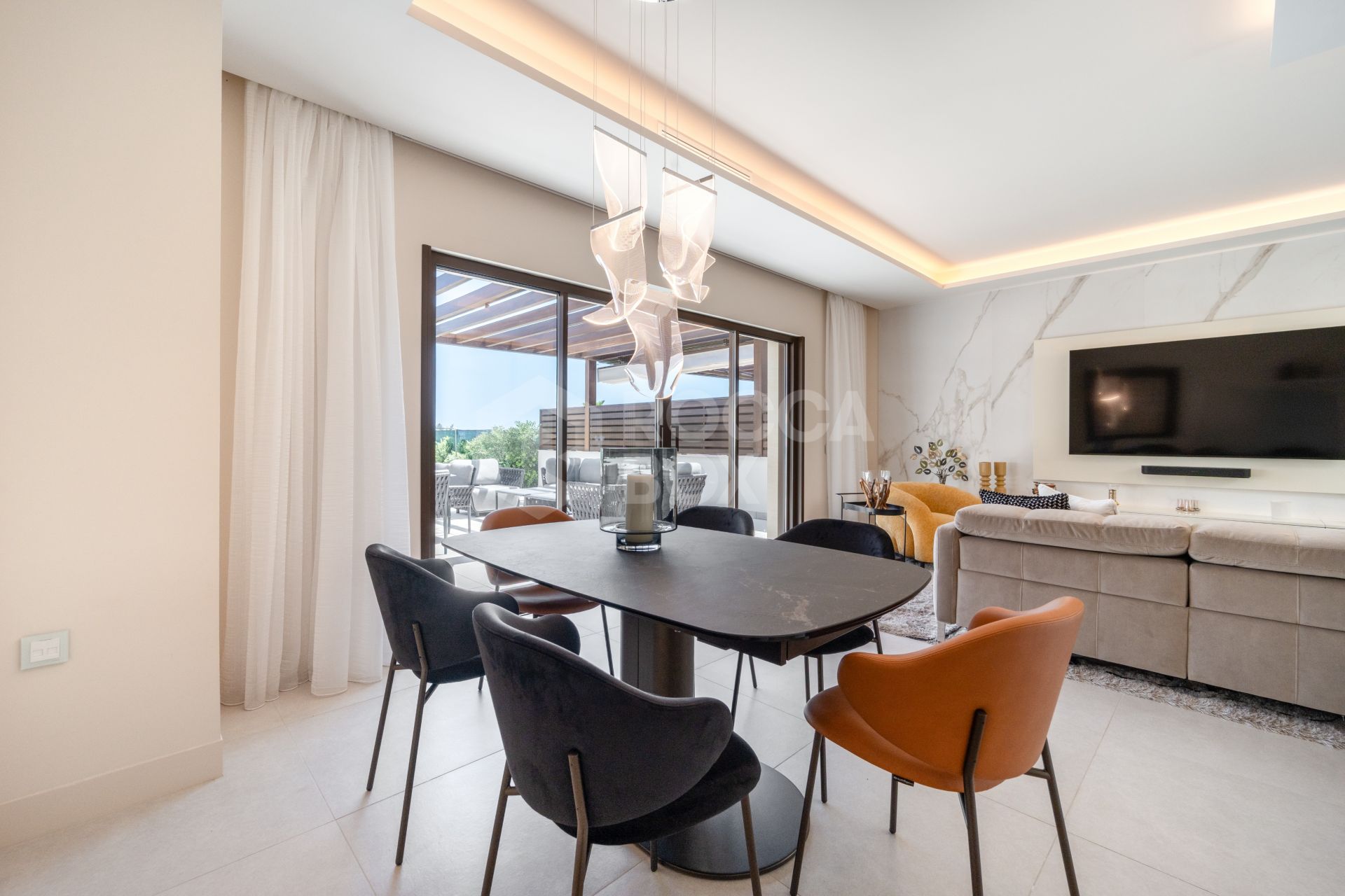 EXCLUSIVE BEACHSIDE TOWNHOUSE WITH PRIVATE POOL AND PANORAMIC SEA VIEWS