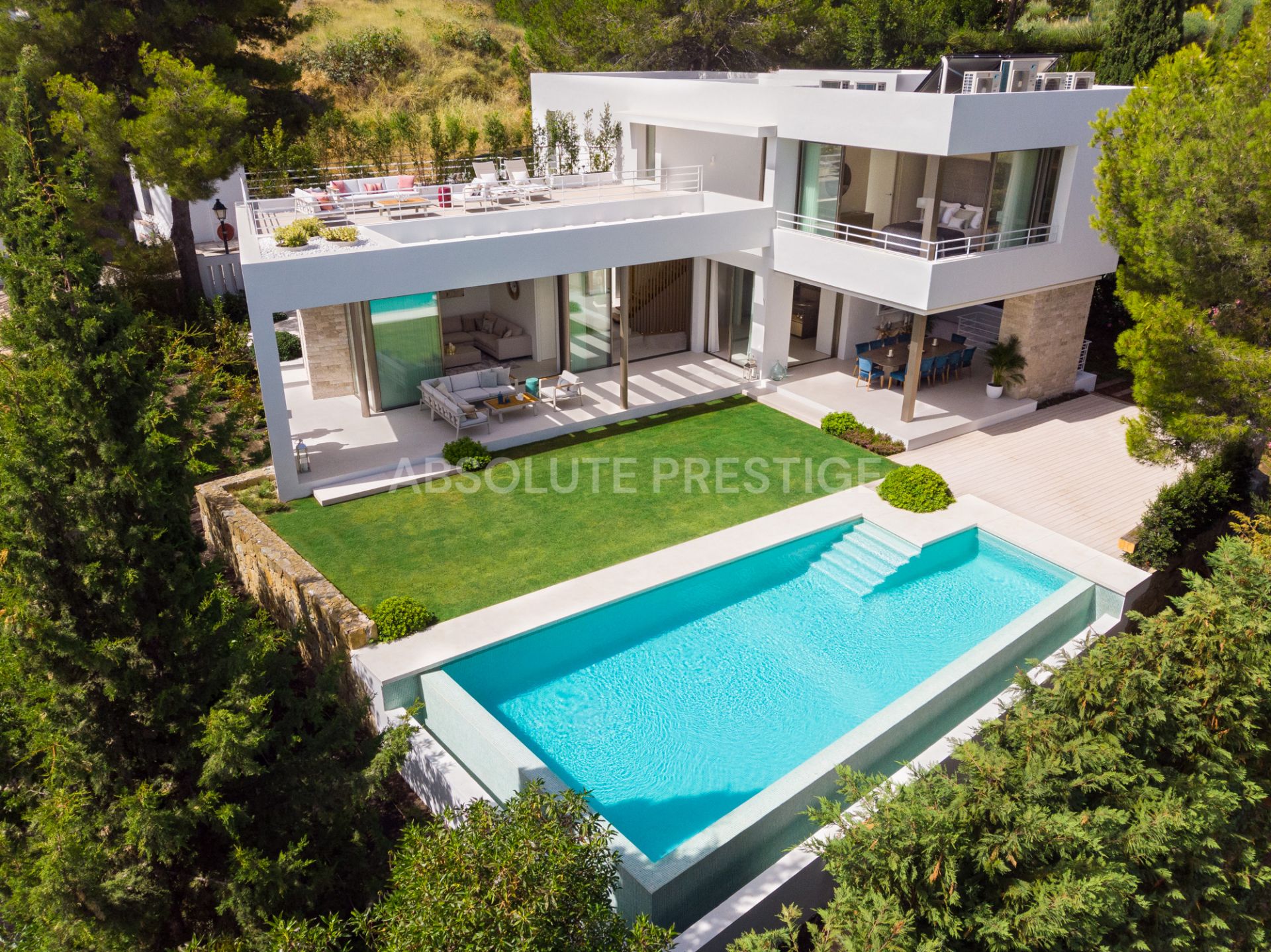 Stunning 4 bedroom villa ideally located in the heart of Nueva Andalucía’s Golf Valley