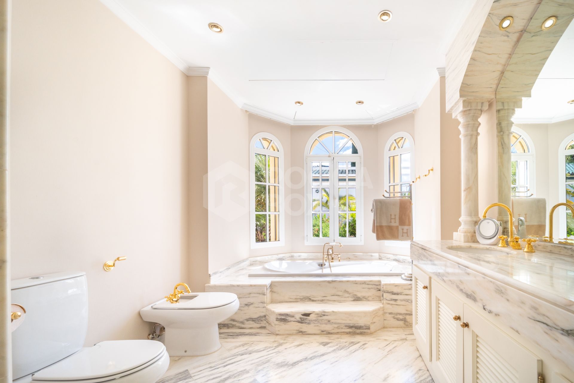 SPECTACULAR PRIVATE ESTATE WITH PANORAMIC VIEWS AND DEVELOPMENT POTENTIAL IN CASCADA DE CAMOJÁN