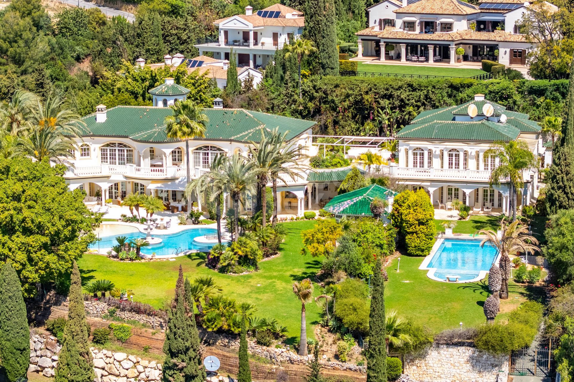Unique property with 3 villas and panoramic sea views in Cascada de Camoján