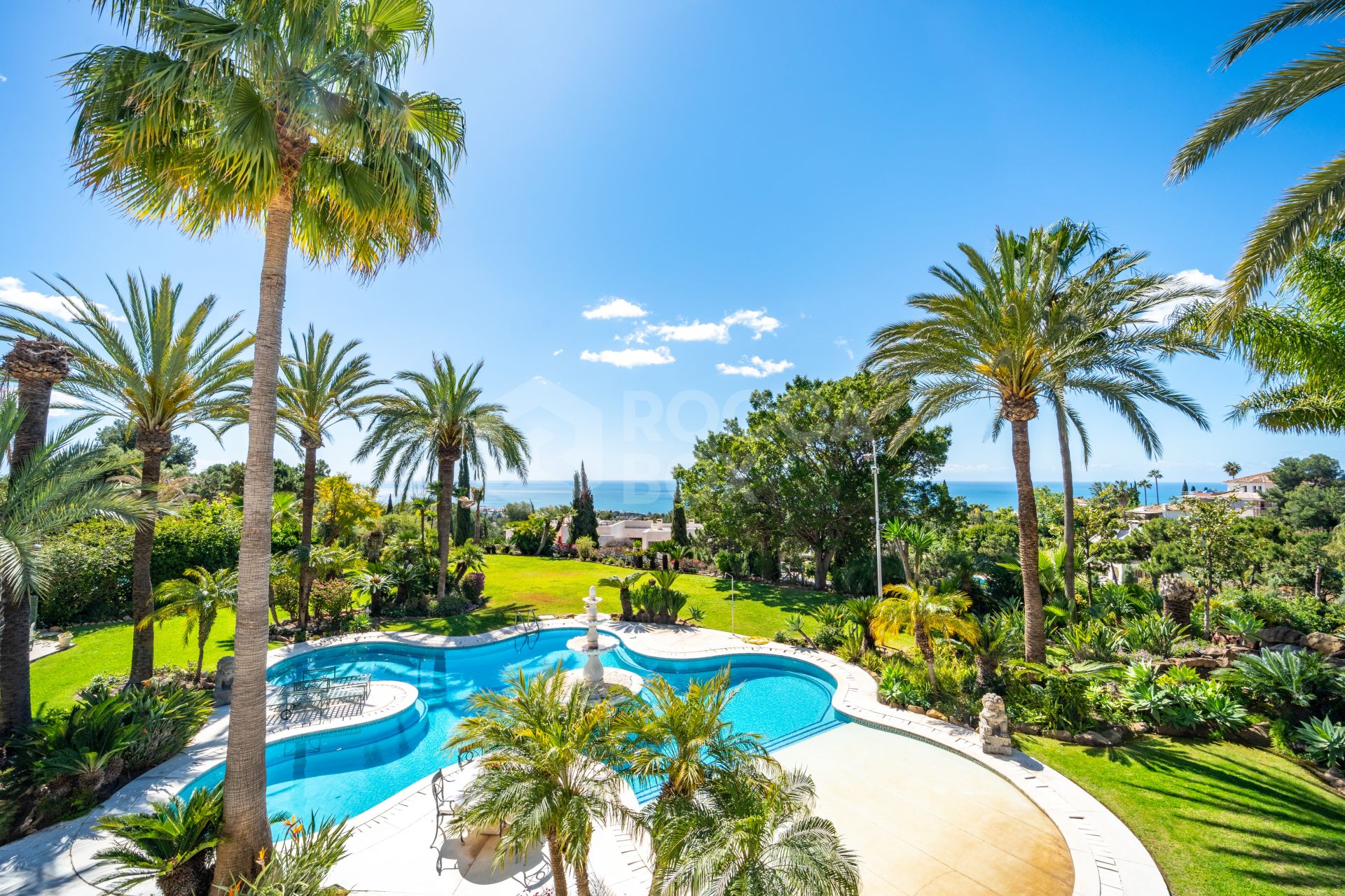 Unique property with 3 villas and panoramic sea views in Cascada de Camoján