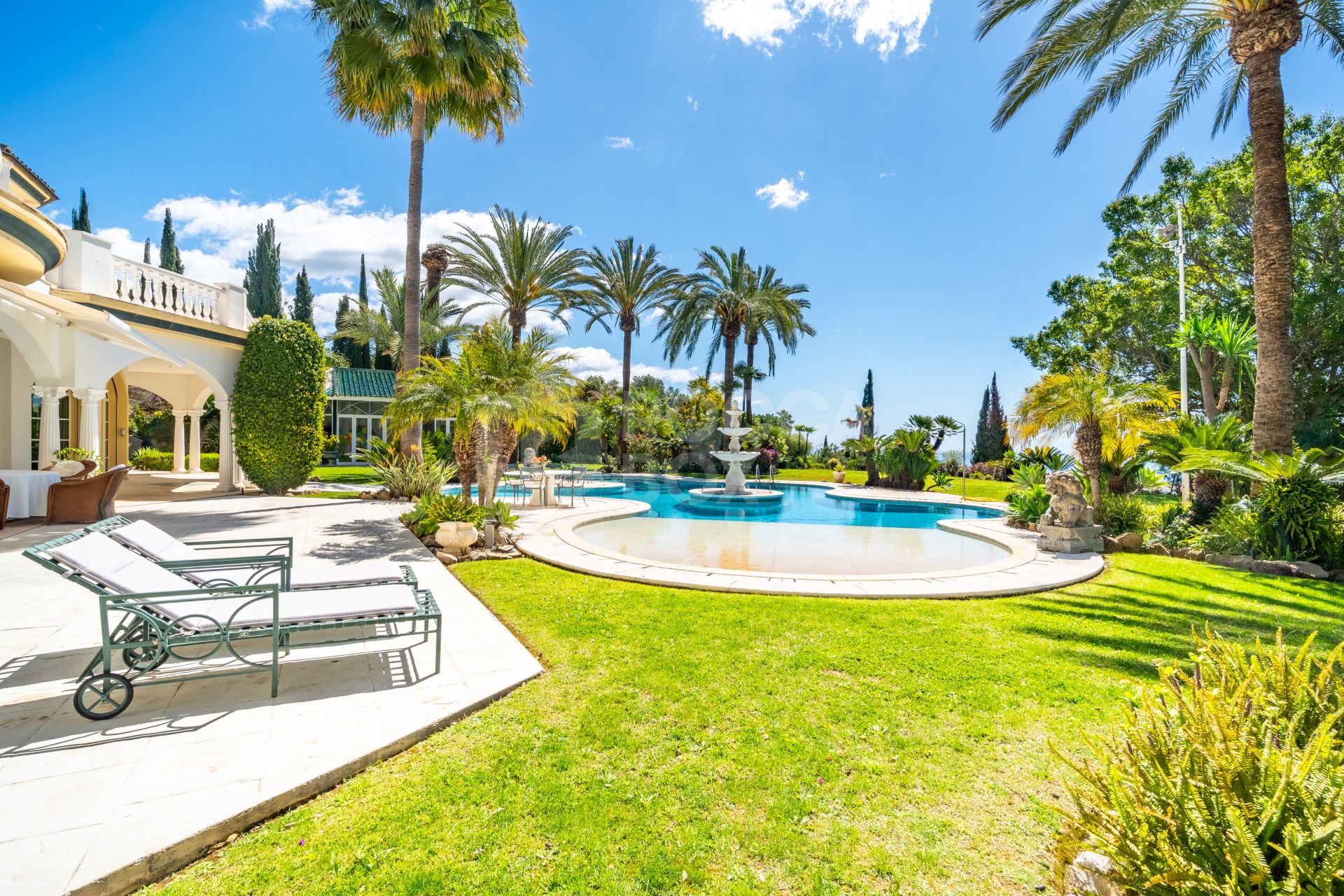Unique property with 3 villas and panoramic sea views in Cascada de Camoján