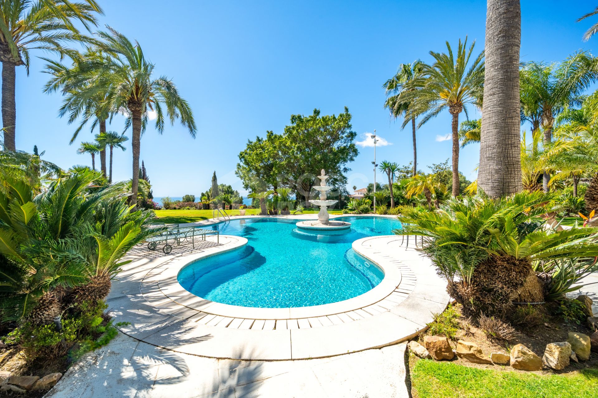 Unique property with 3 villas and panoramic sea views in Cascada de Camoján