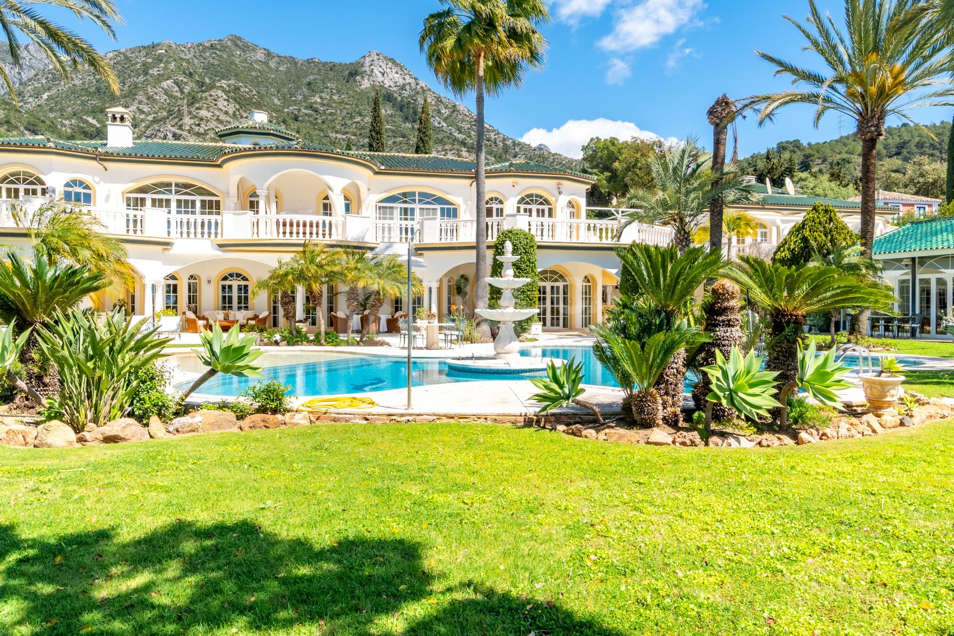 Unique property with 3 villas and panoramic sea views in Cascada de Camoján