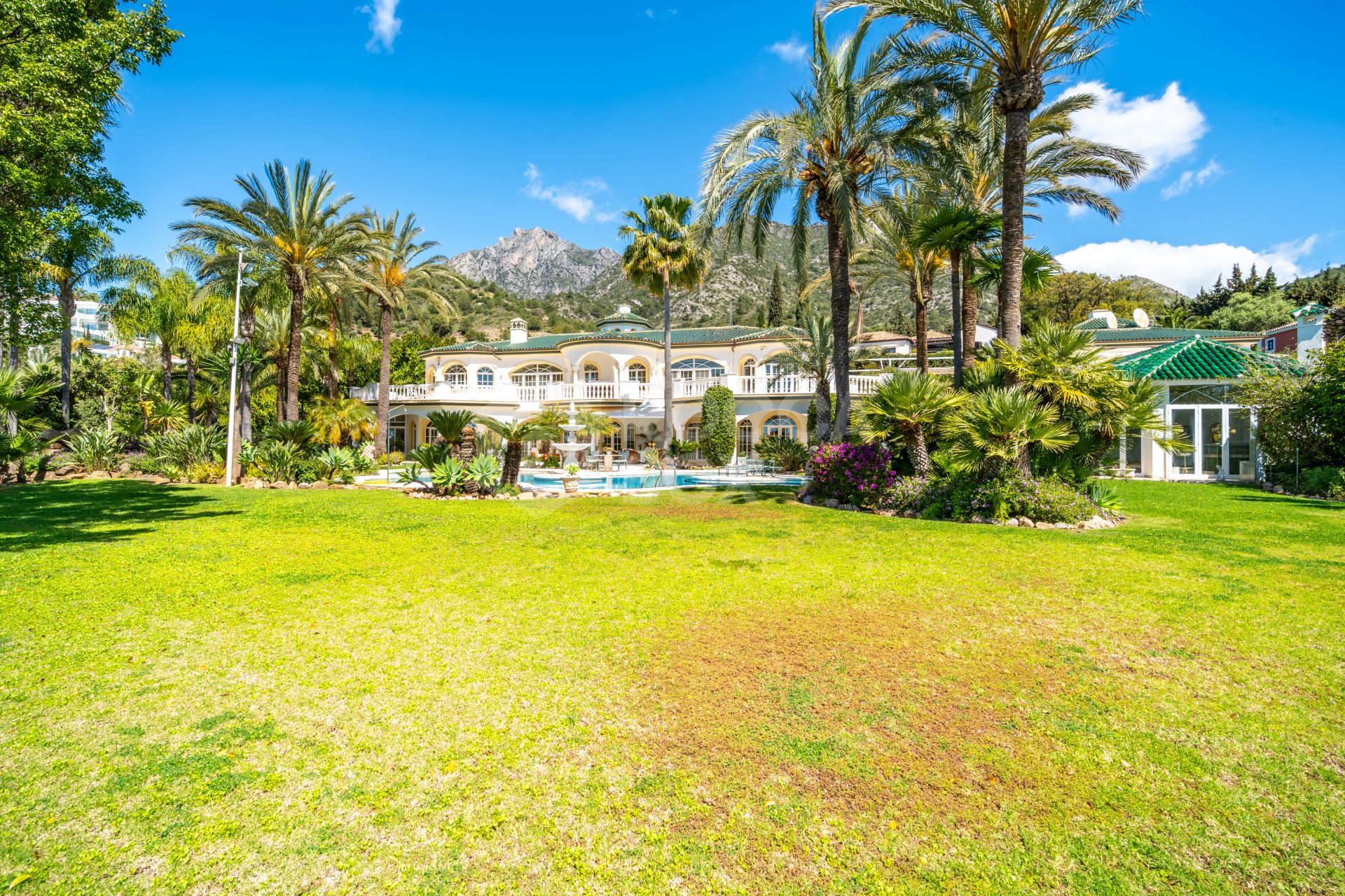 Unique property with 3 villas and panoramic sea views in Cascada de Camoján