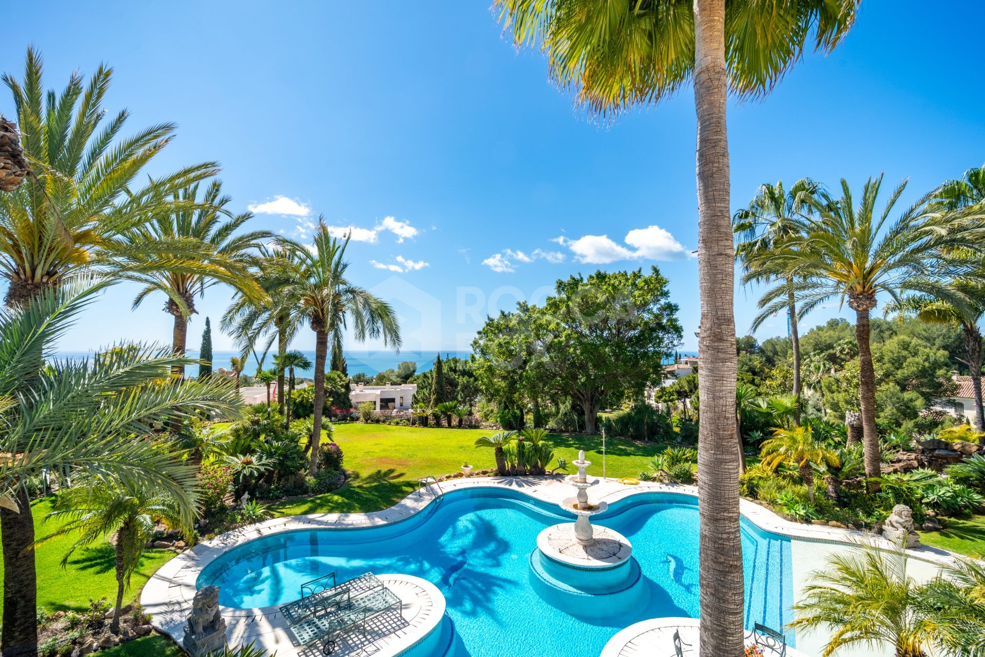 Unique property with 3 villas and panoramic sea views in Cascada de Camoján