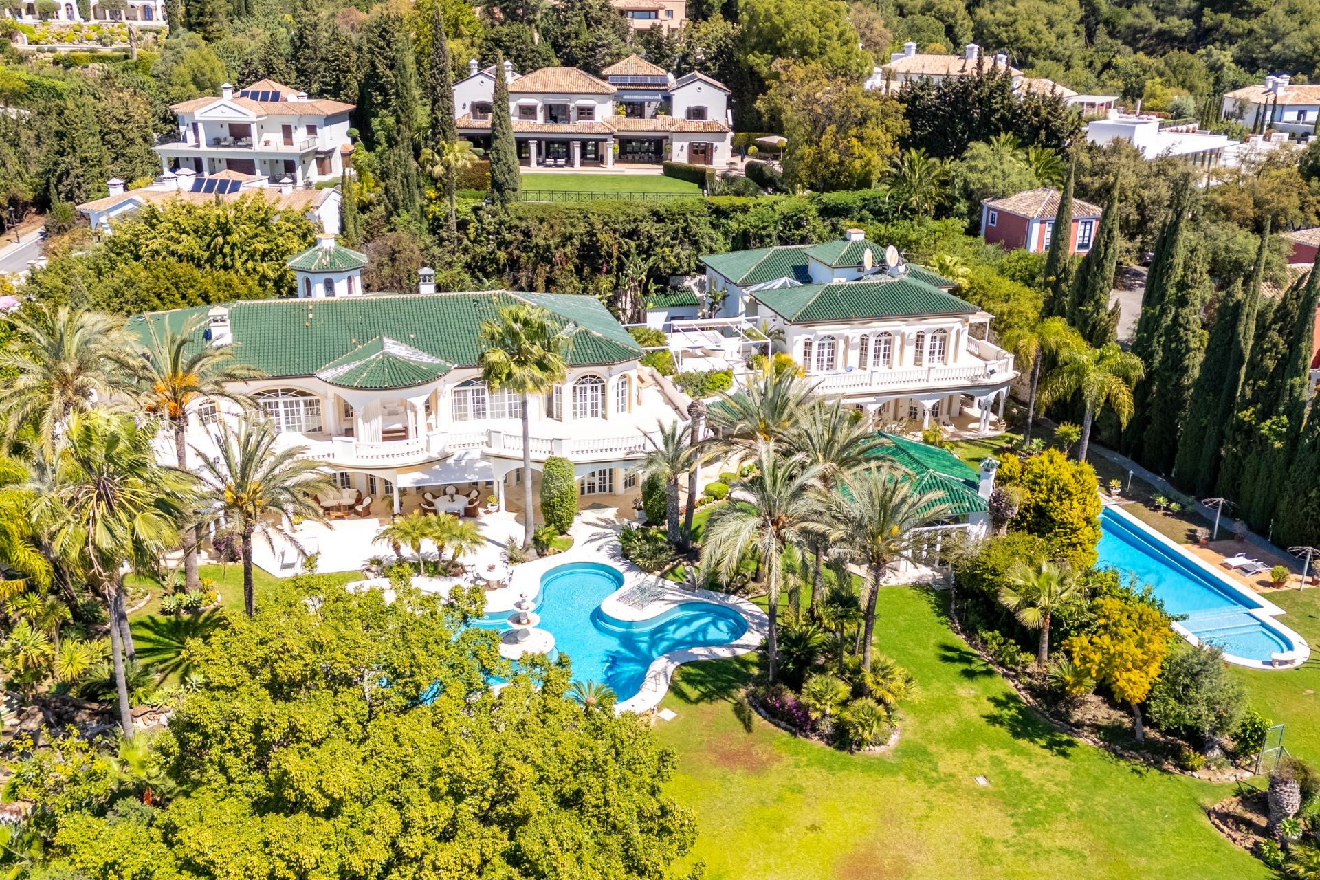 Unique property with 3 villas and panoramic sea views in Cascada de Camoján