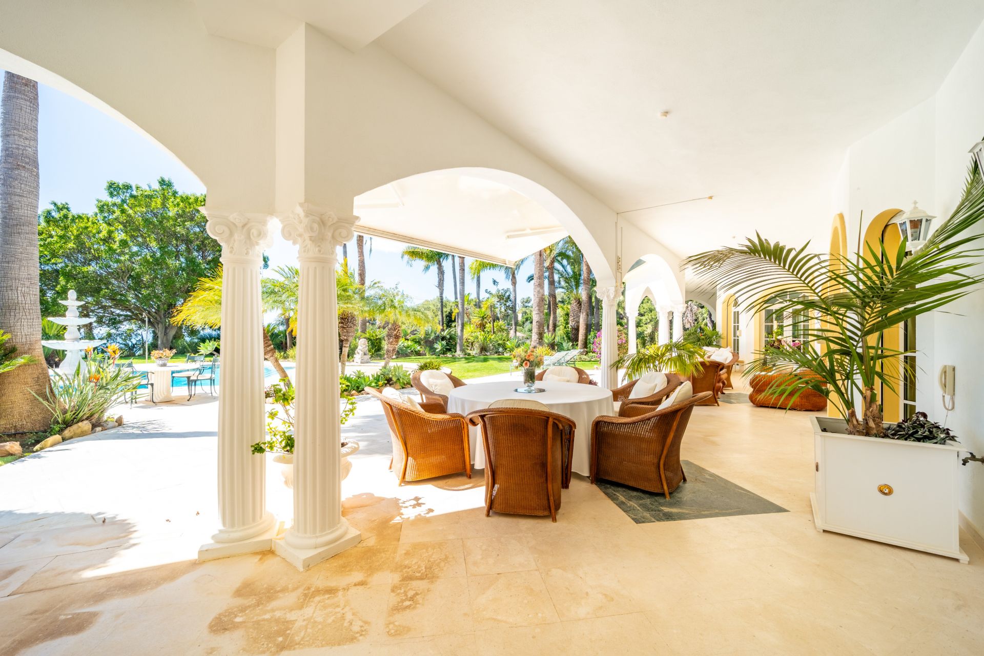 Unique property with 3 villas and panoramic sea views in Cascada de Camoján