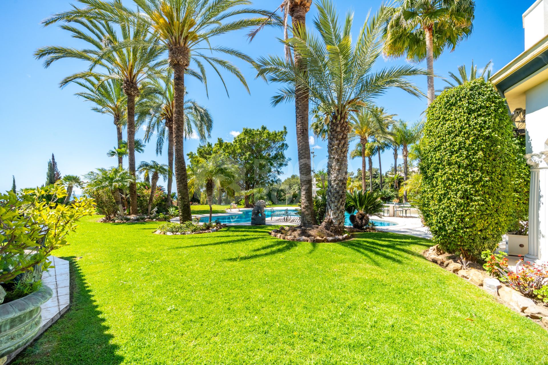 Unique property with 3 villas and panoramic sea views in Cascada de Camoján