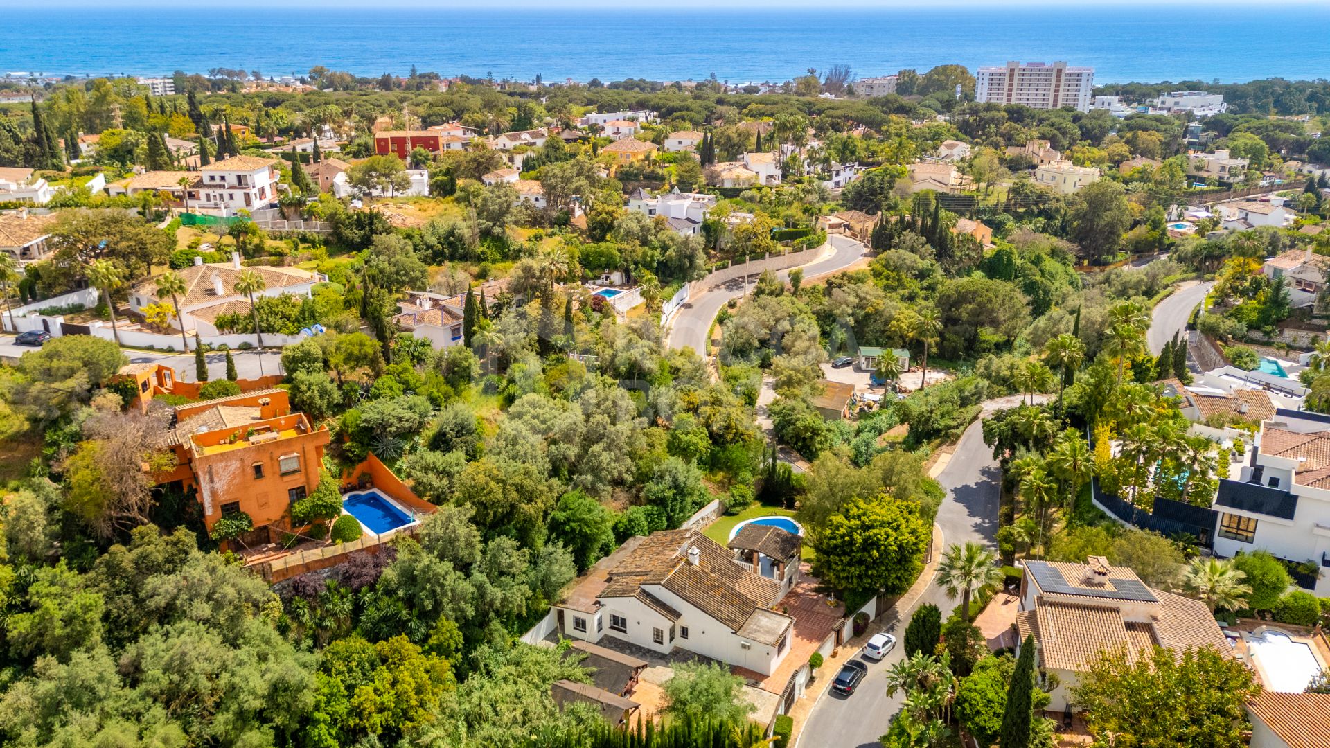 CHARMING 4-BEDROOM VILLA WITH EXPANSIVE OUTDOOR AREA IN MARBELLA
