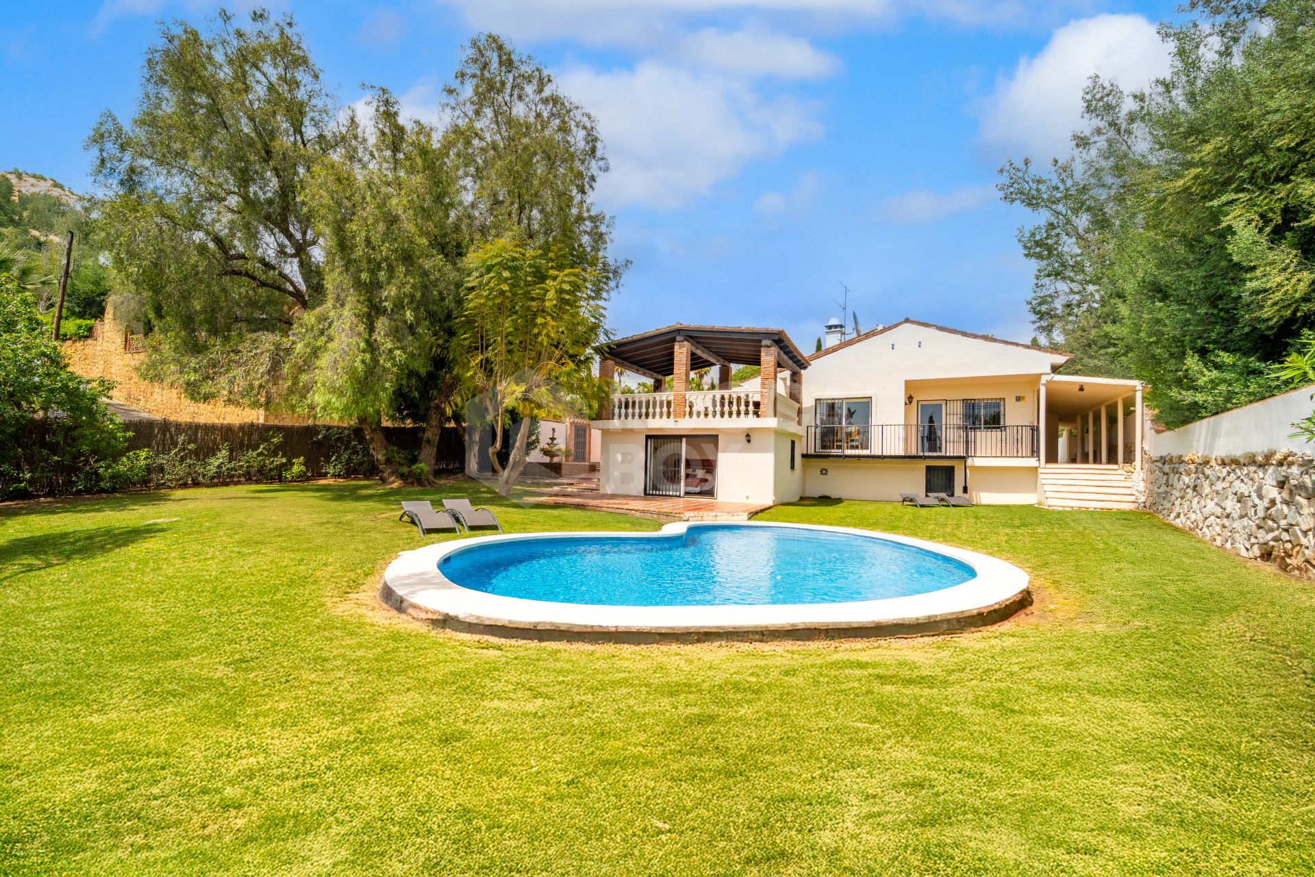 CHARMING 4-BEDROOM VILLA WITH EXPANSIVE OUTDOOR AREA IN MARBELLA