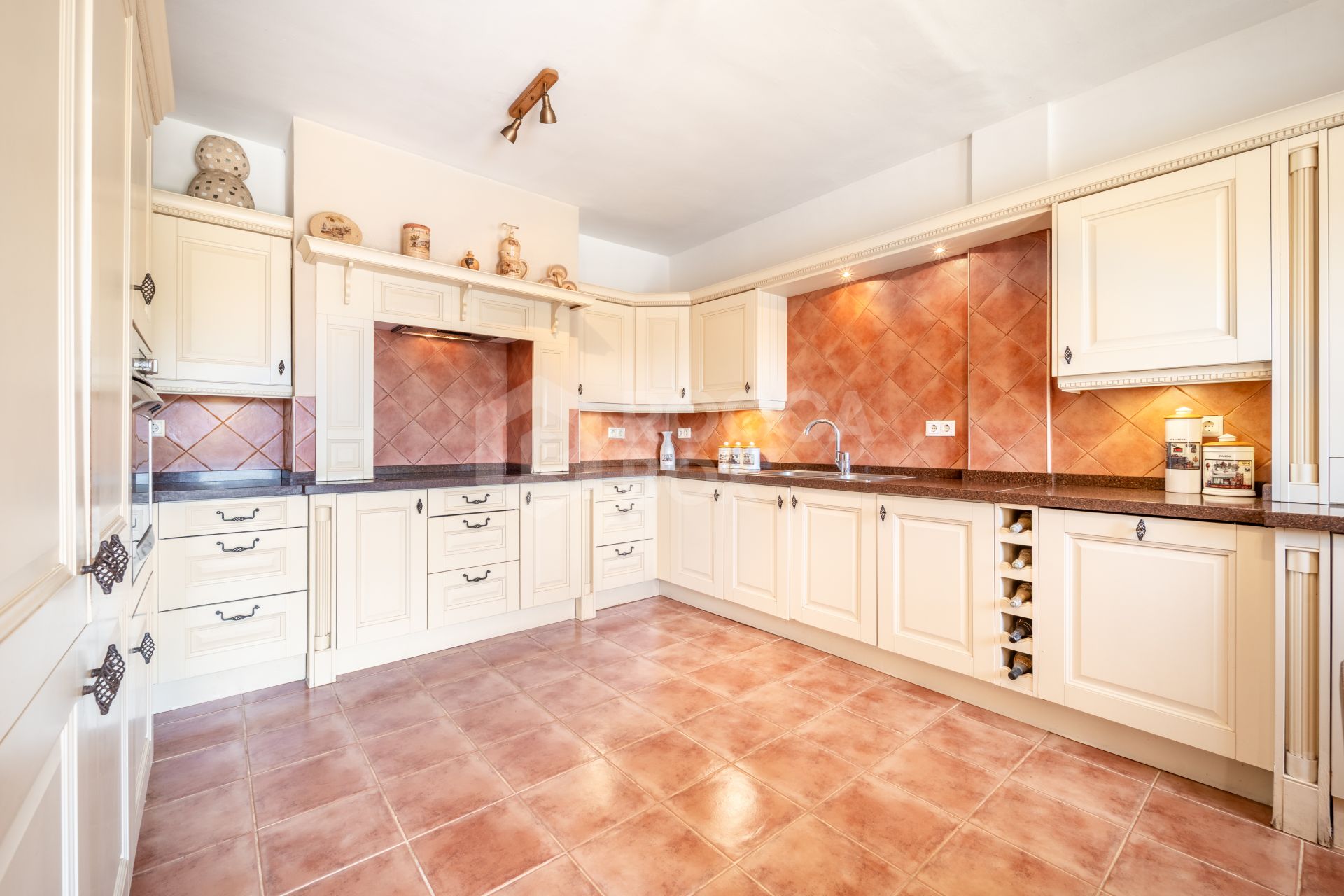 CHARMING 4-BEDROOM VILLA WITH EXPANSIVE OUTDOOR AREA IN MARBELLA