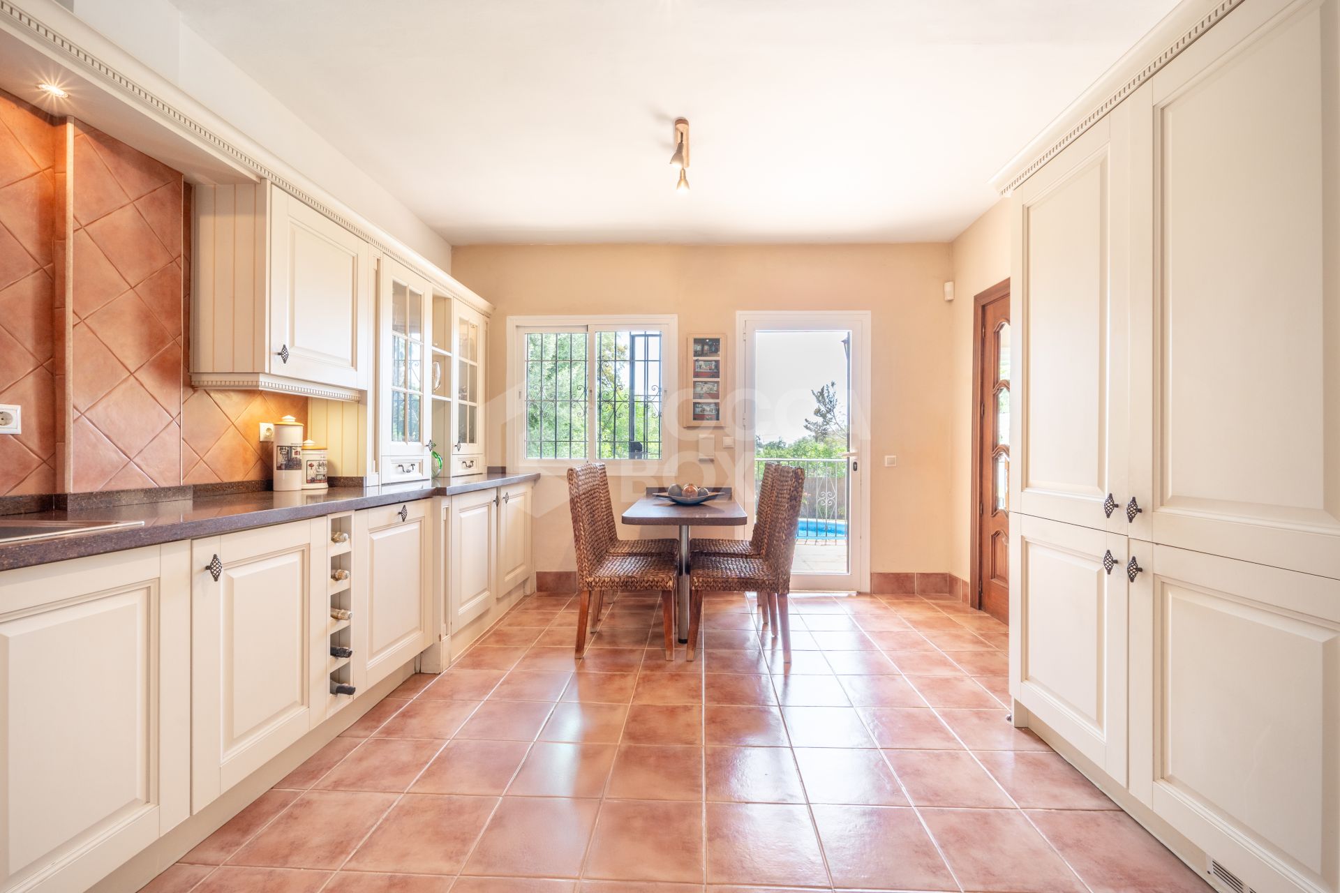 CHARMING 4-BEDROOM VILLA WITH EXPANSIVE OUTDOOR AREA IN MARBELLA