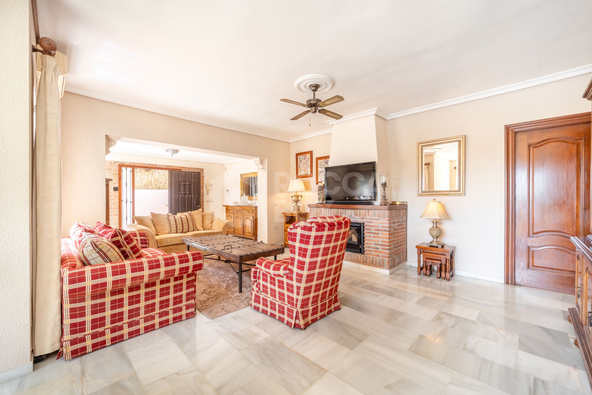 CHARMING 4-BEDROOM VILLA WITH EXPANSIVE OUTDOOR AREA IN MARBELLA