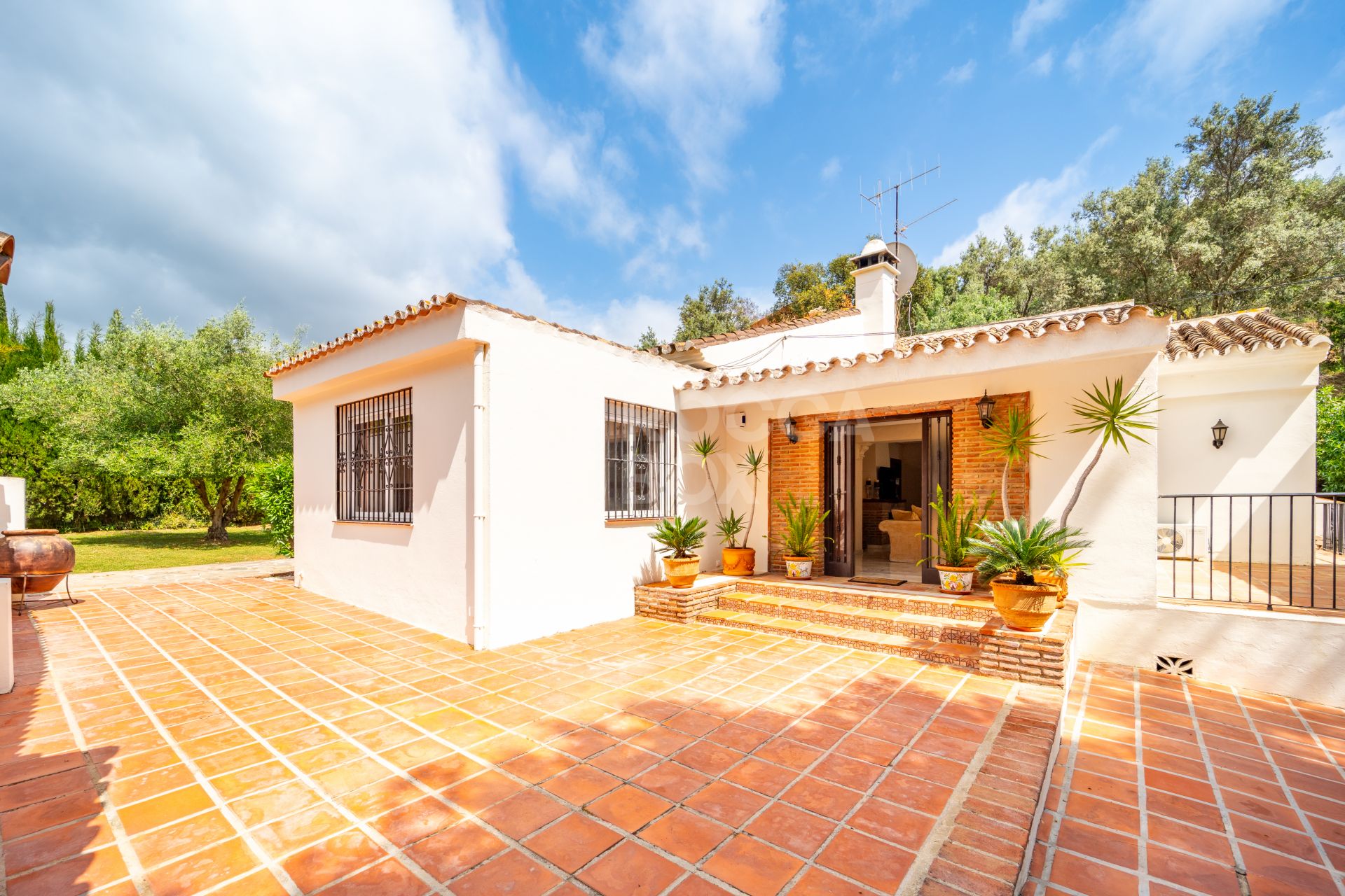 CHARMING 4-BEDROOM VILLA WITH EXPANSIVE OUTDOOR AREA IN MARBELLA