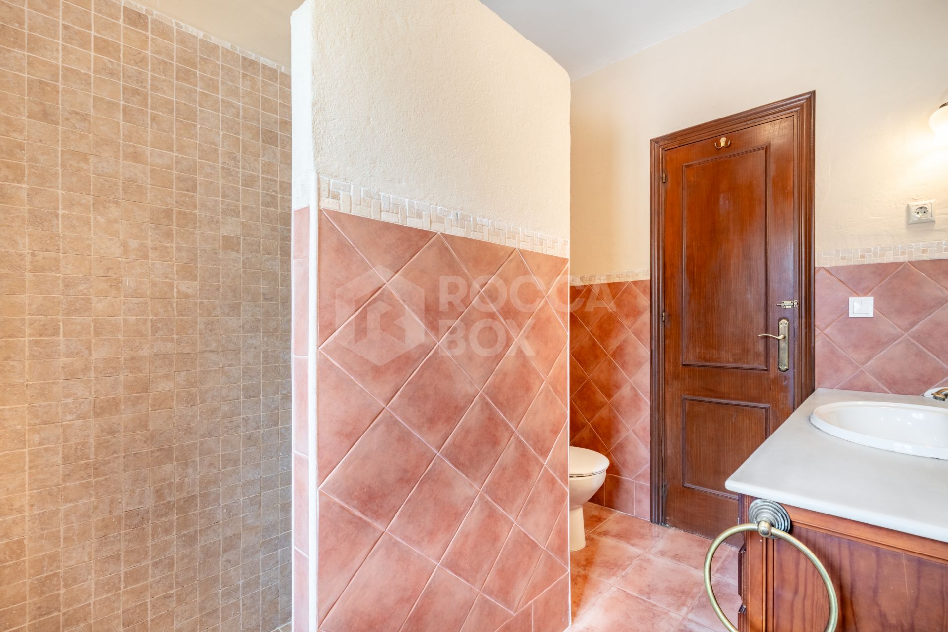 CHARMING 4-BEDROOM VILLA WITH EXPANSIVE OUTDOOR AREA IN MARBELLA