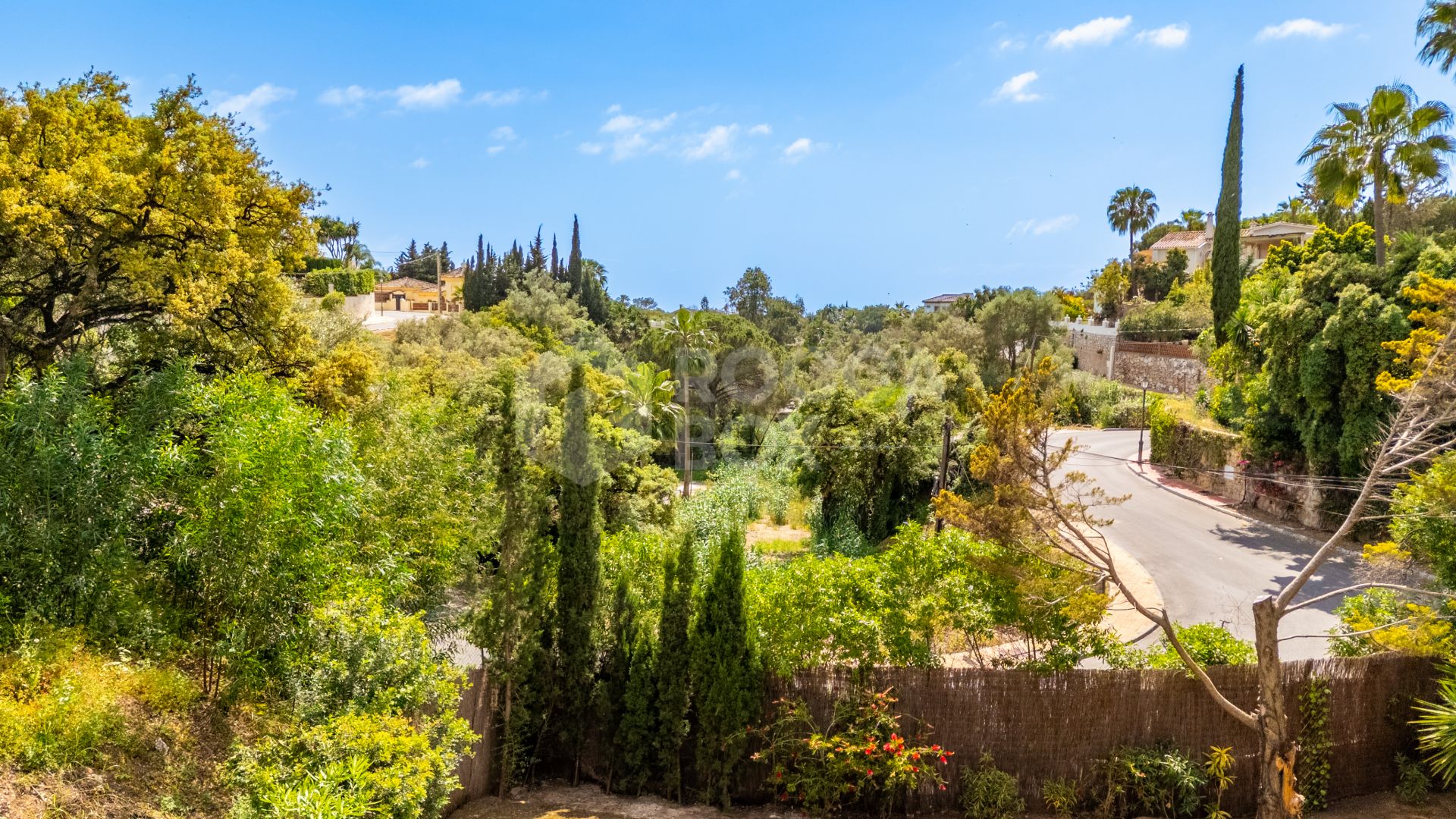 CHARMING 4-BEDROOM VILLA WITH EXPANSIVE OUTDOOR AREA IN MARBELLA
