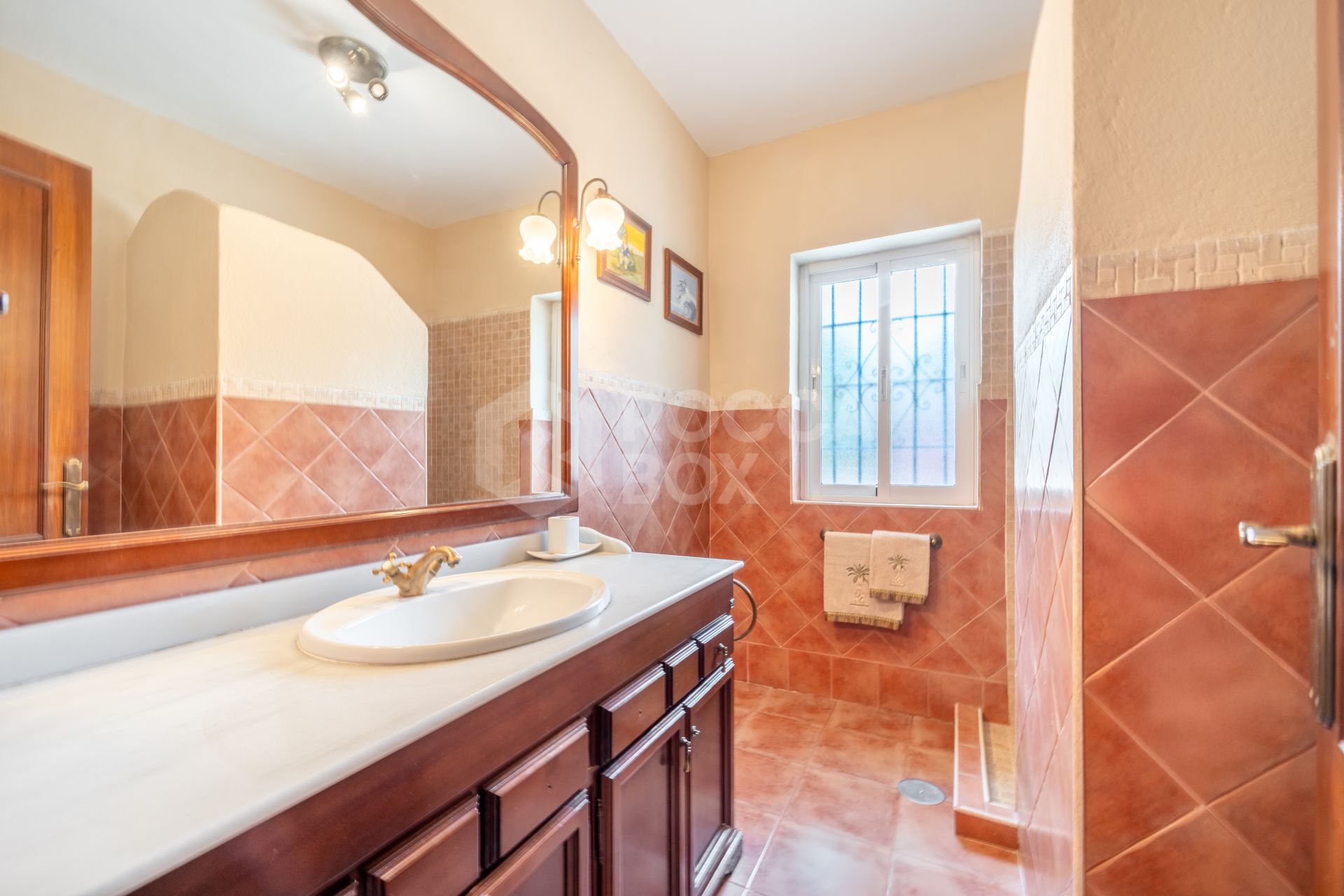 CHARMING 4-BEDROOM VILLA WITH EXPANSIVE OUTDOOR AREA IN MARBELLA