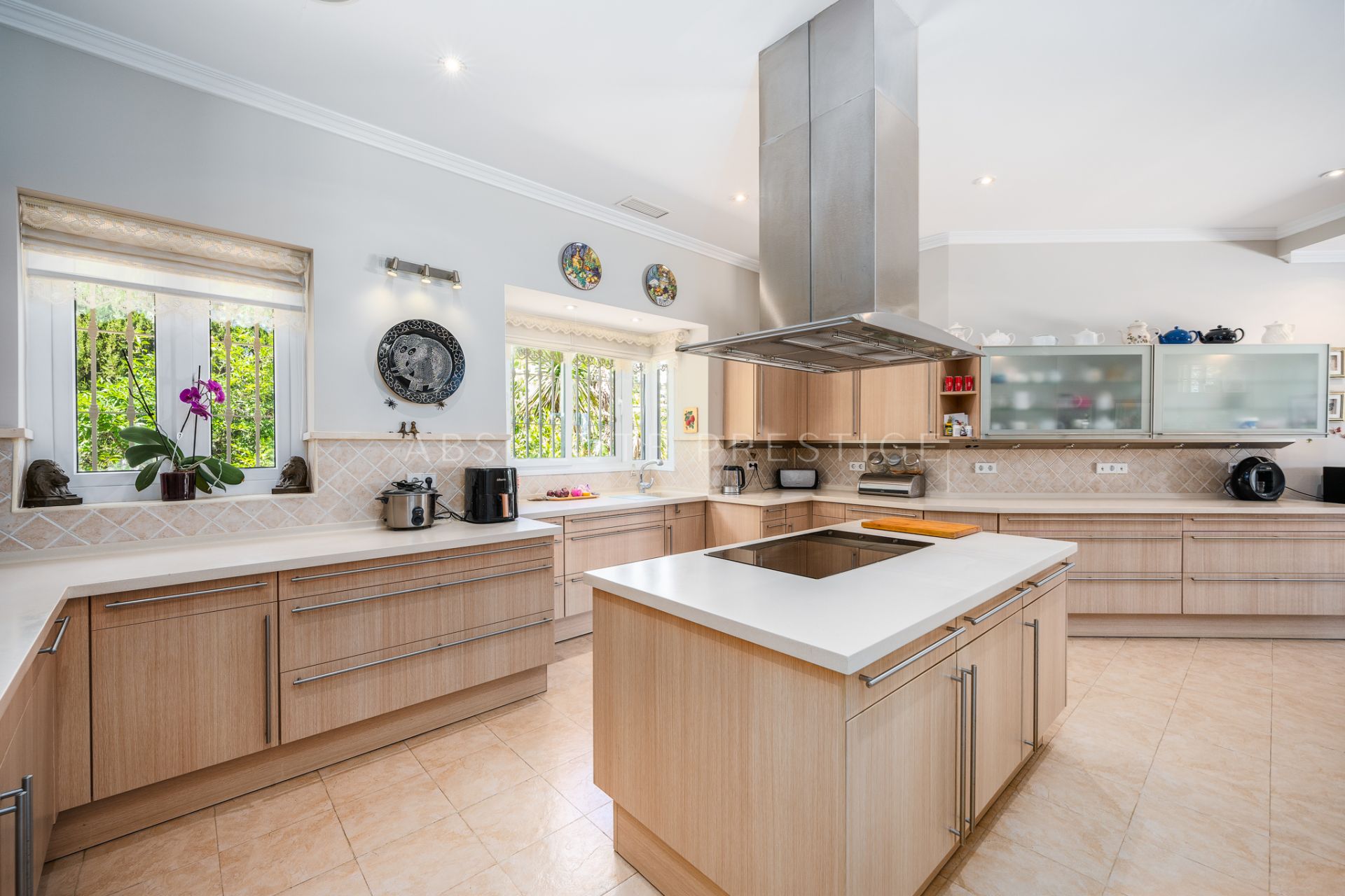 CHARMING 7-BEDROOM VILLA WITH STUNNING VIEWS AND EXPANSIVE SPACES IN NUEVA ANDALUCÍA