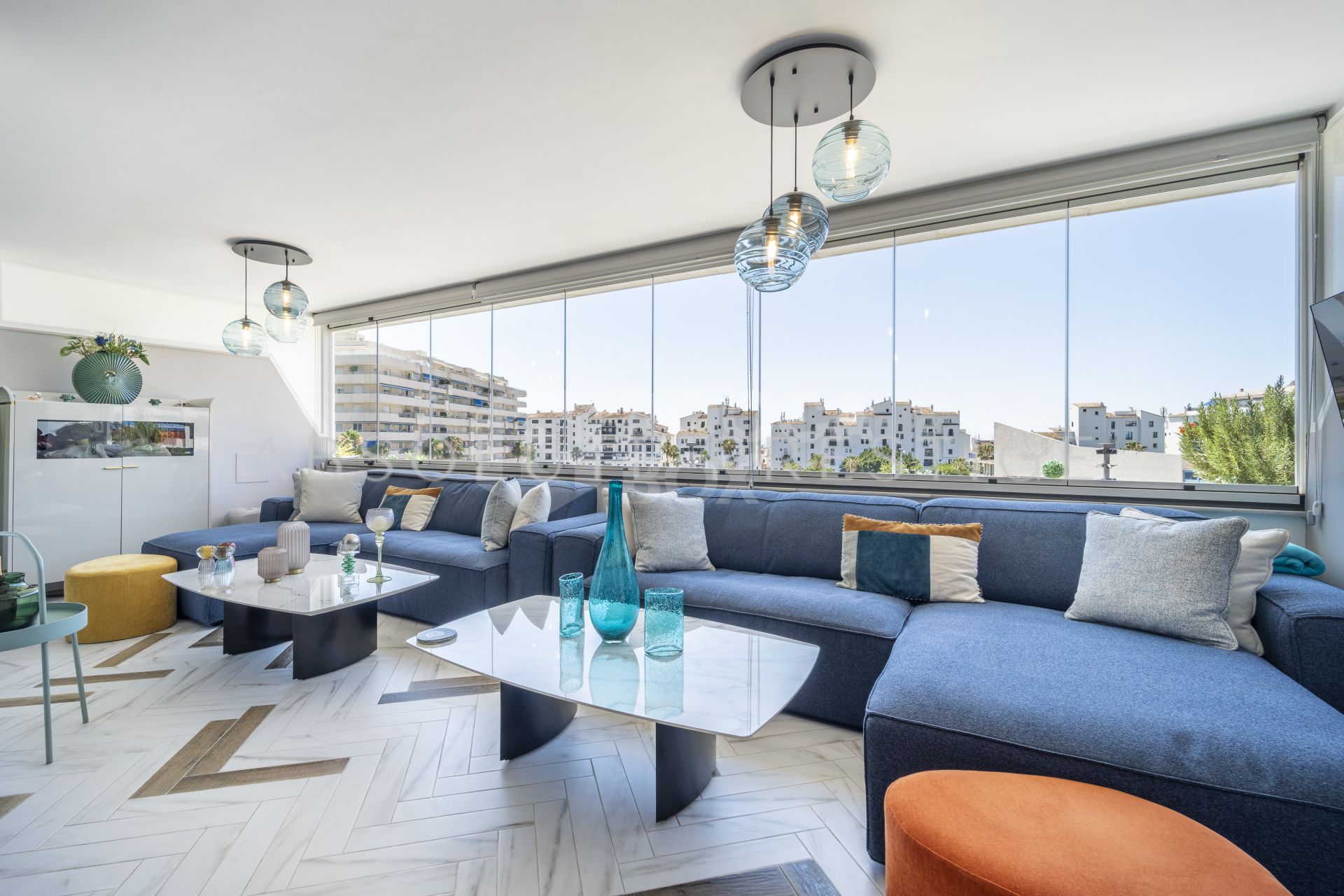 ELEGANT DESIGNER APARTMENT IN THE HEART OF PUERTO BANÚS