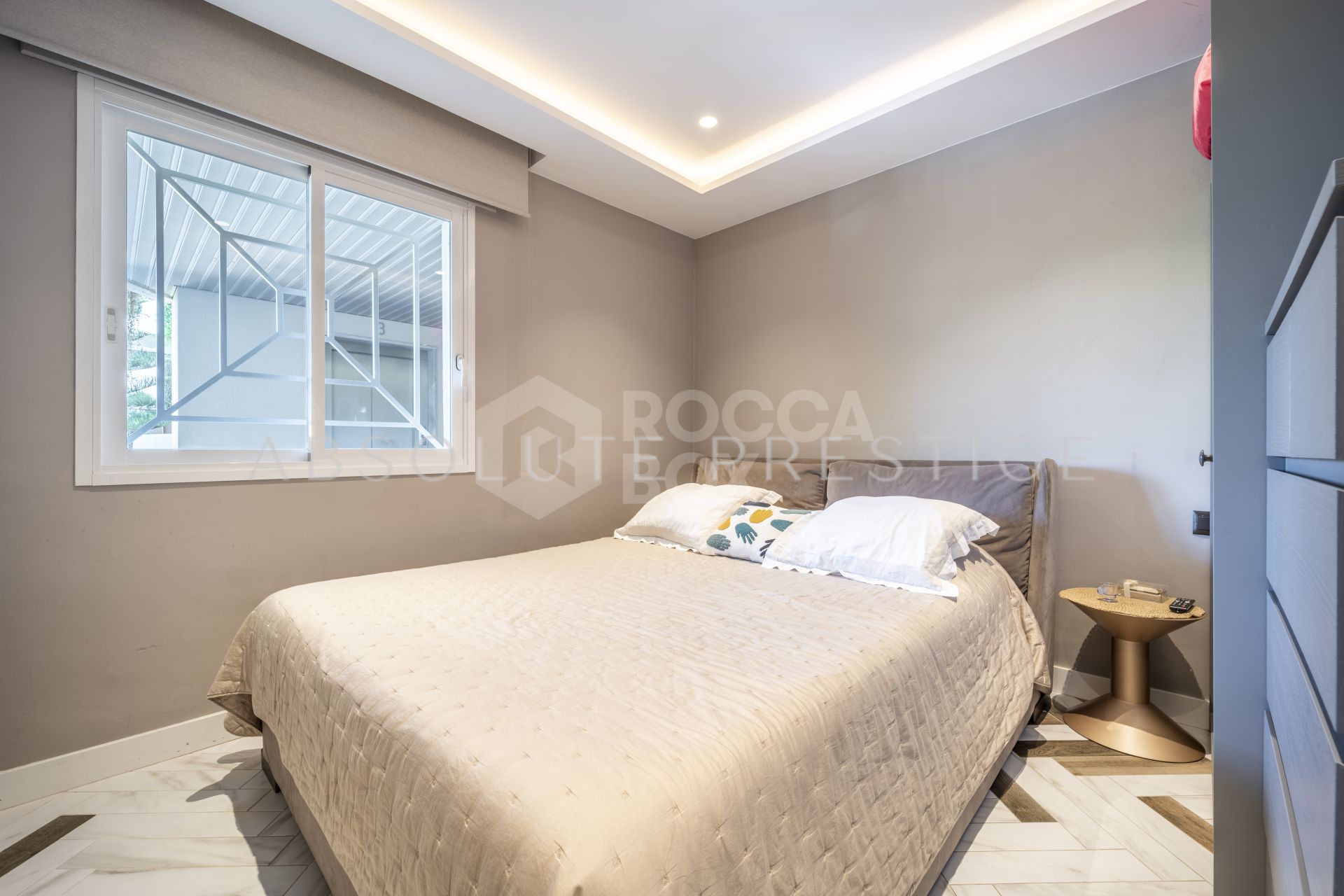 ELEGANT DESIGNER APARTMENT IN THE HEART OF PUERTO BANÚS