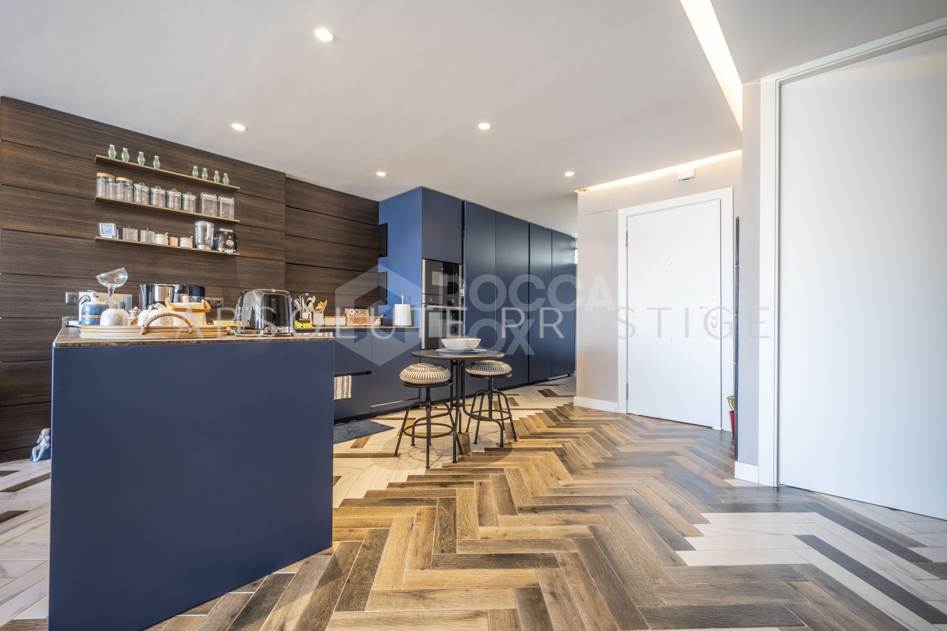 ELEGANT DESIGNER APARTMENT IN THE HEART OF PUERTO BANÚS