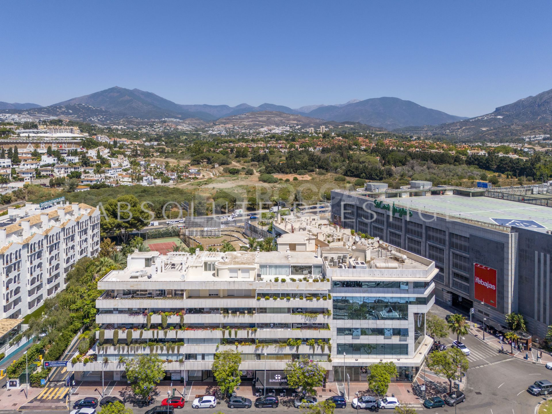 ELEGANT DESIGNER APARTMENT IN THE HEART OF PUERTO BANÚS