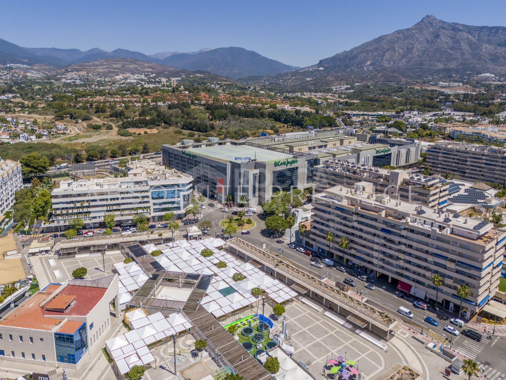 ELEGANT DESIGNER APARTMENT IN THE HEART OF PUERTO BANÚS