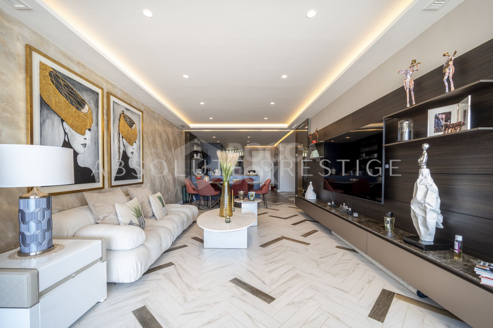ELEGANT DESIGNER APARTMENT IN THE HEART OF PUERTO BANÚS