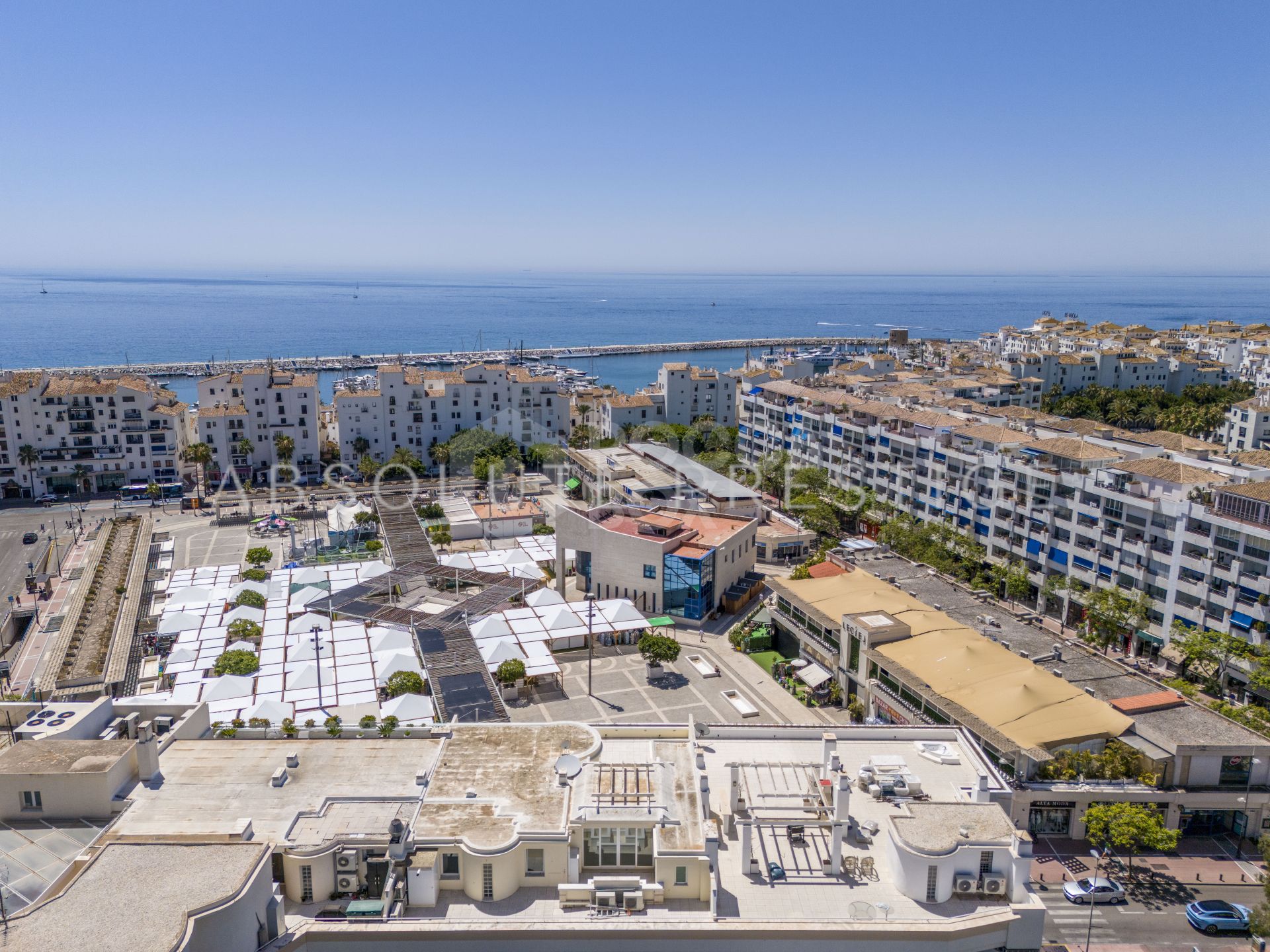 ELEGANT DESIGNER APARTMENT IN THE HEART OF PUERTO BANÚS
