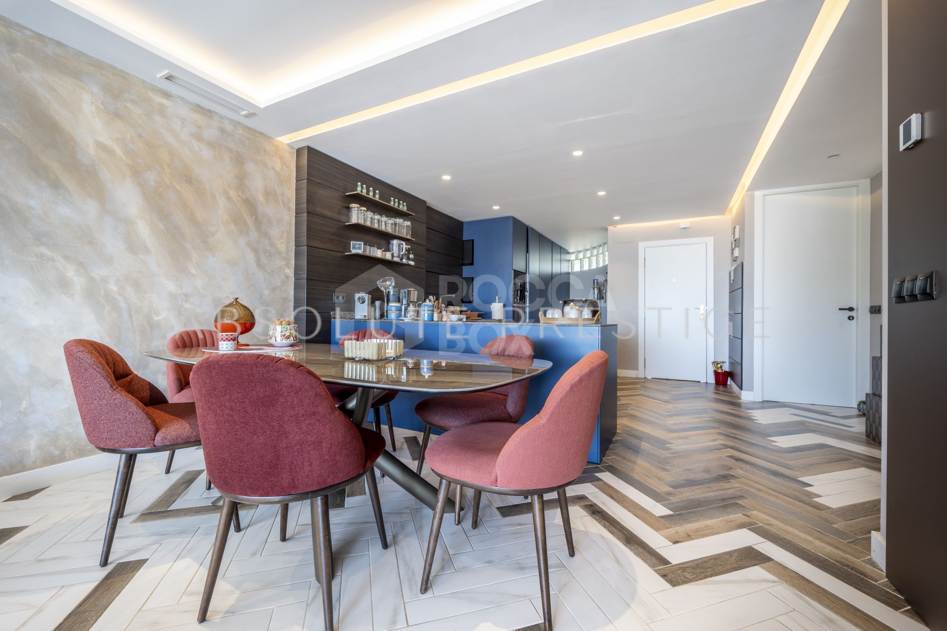 ELEGANT DESIGNER APARTMENT IN THE HEART OF PUERTO BANÚS