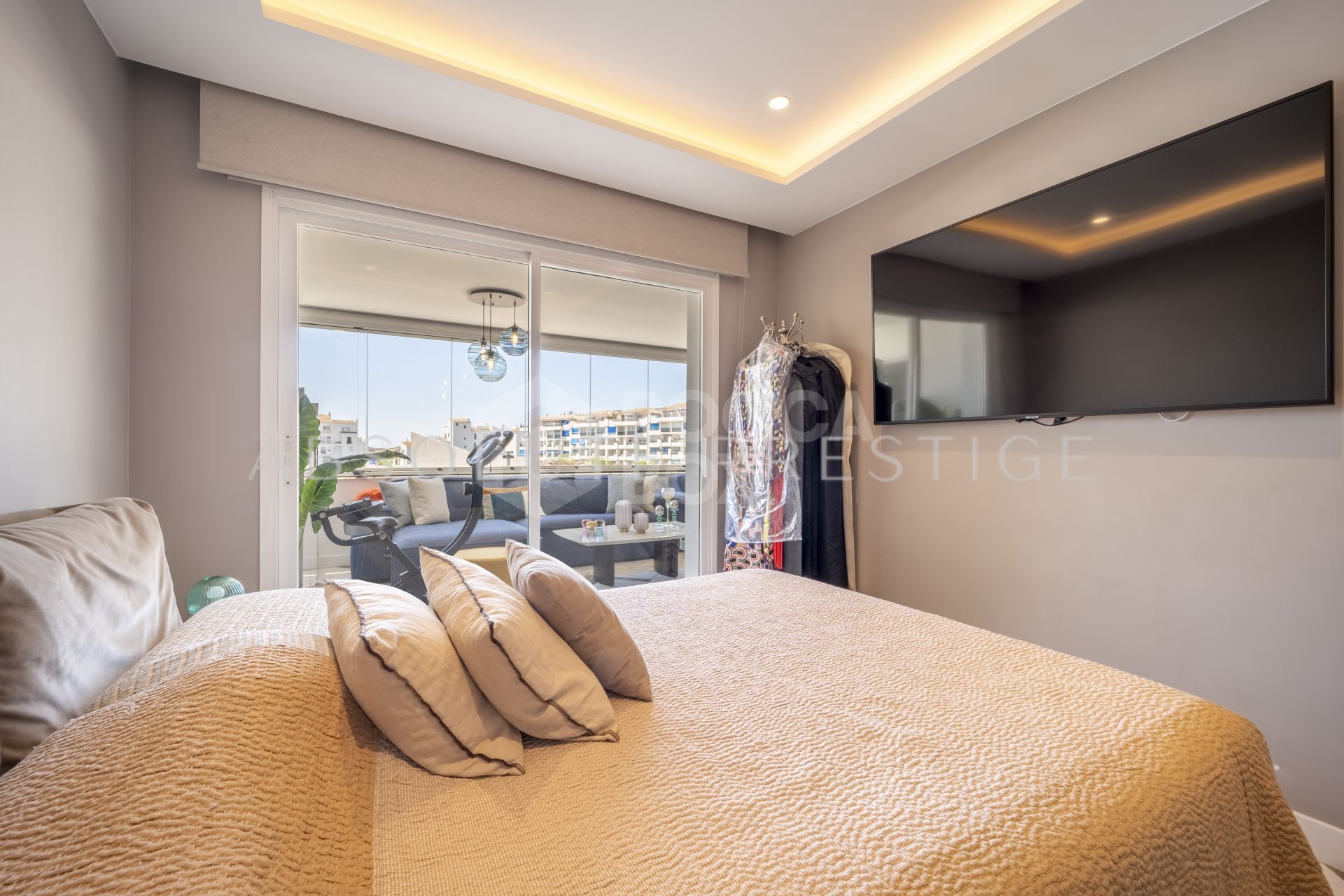 ELEGANT DESIGNER APARTMENT IN THE HEART OF PUERTO BANÚS
