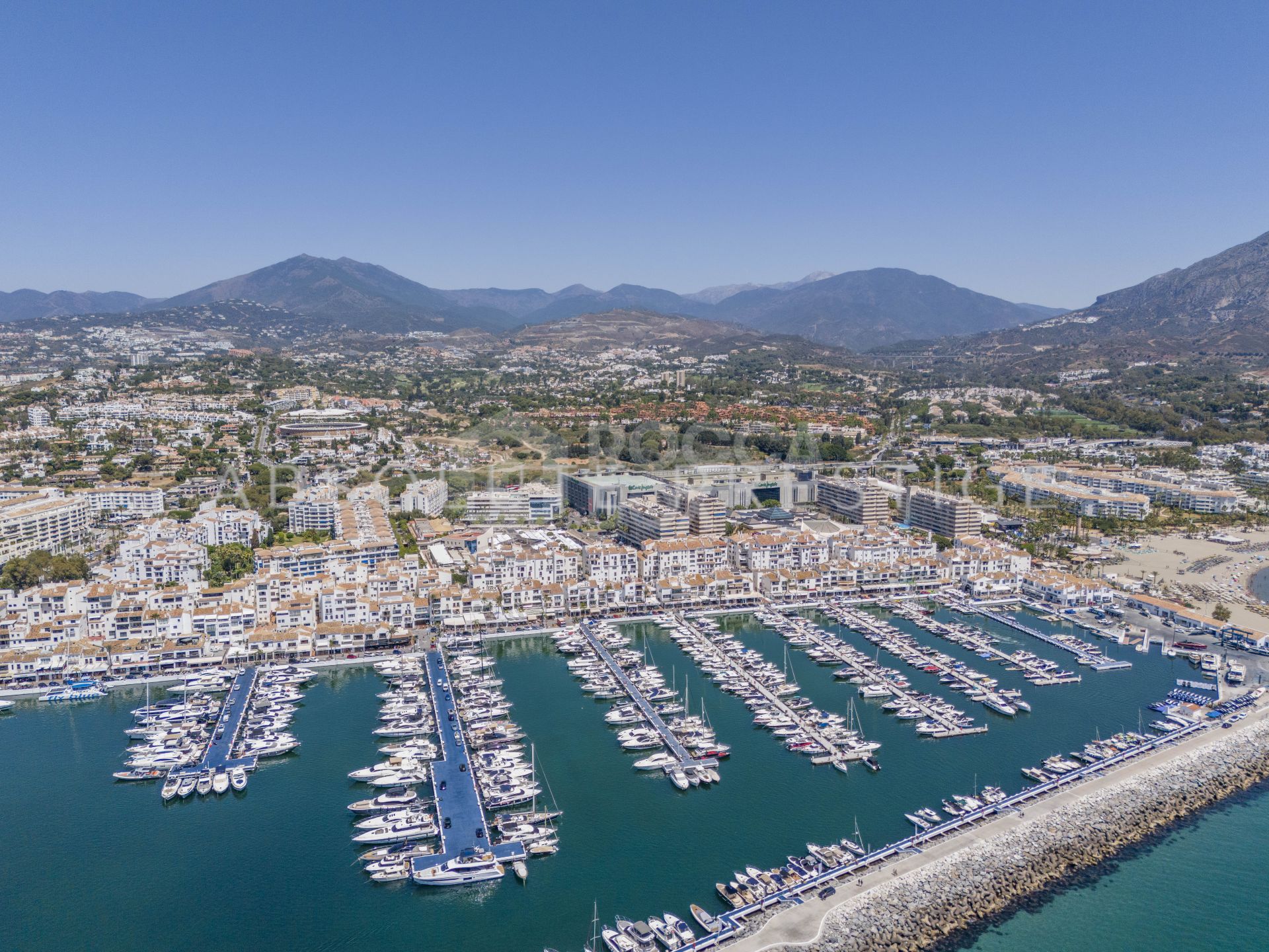 ELEGANT DESIGNER APARTMENT IN THE HEART OF PUERTO BANÚS