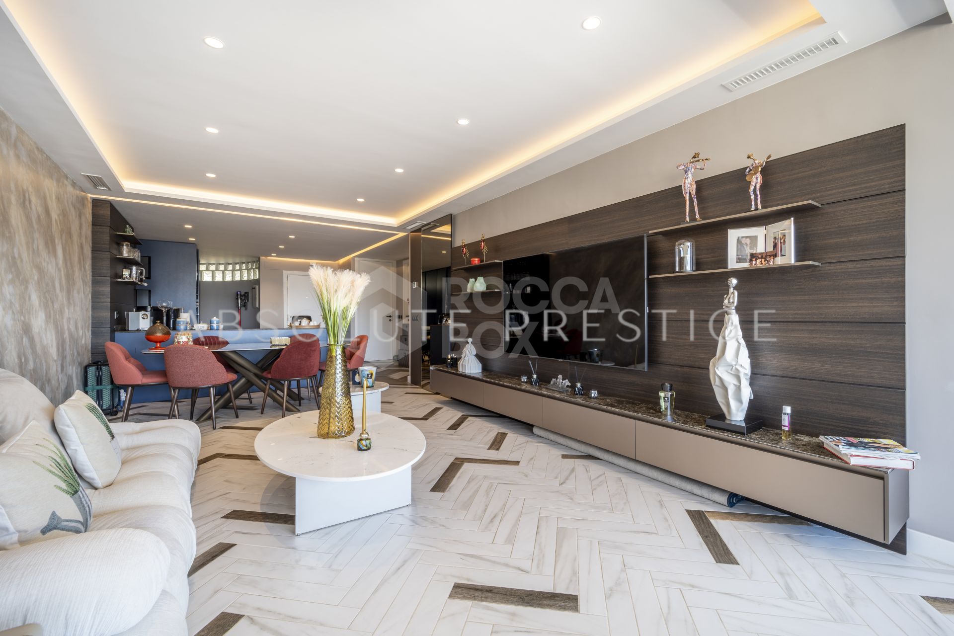 ELEGANT DESIGNER APARTMENT IN THE HEART OF PUERTO BANÚS